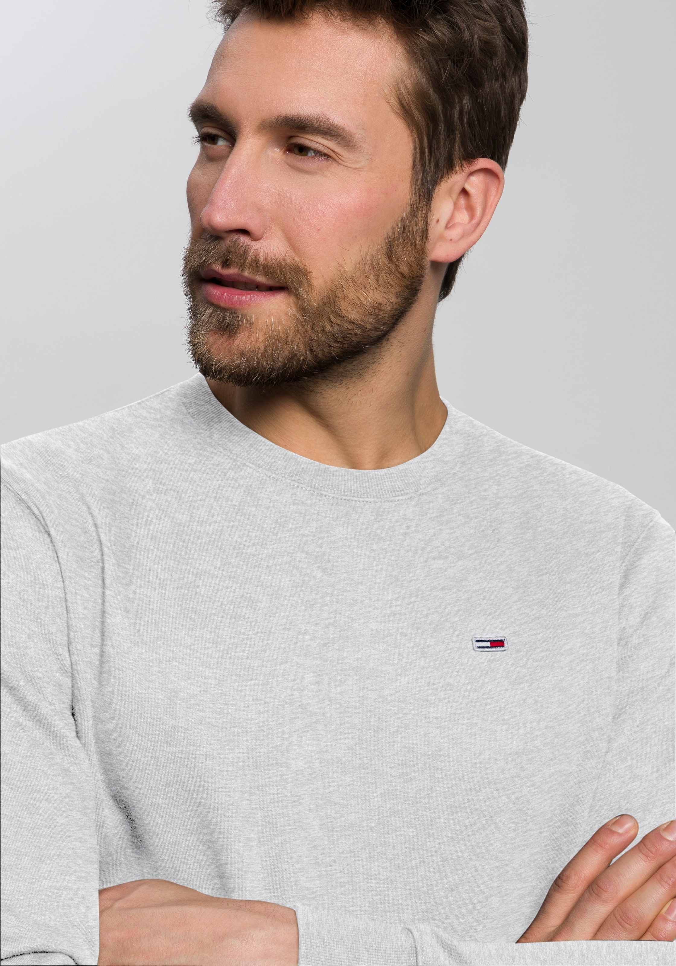 Tommy Jeans Sweatshirt »TJM REGULAR FLEECE C NECK«, mit Markenlogo auf der Brust