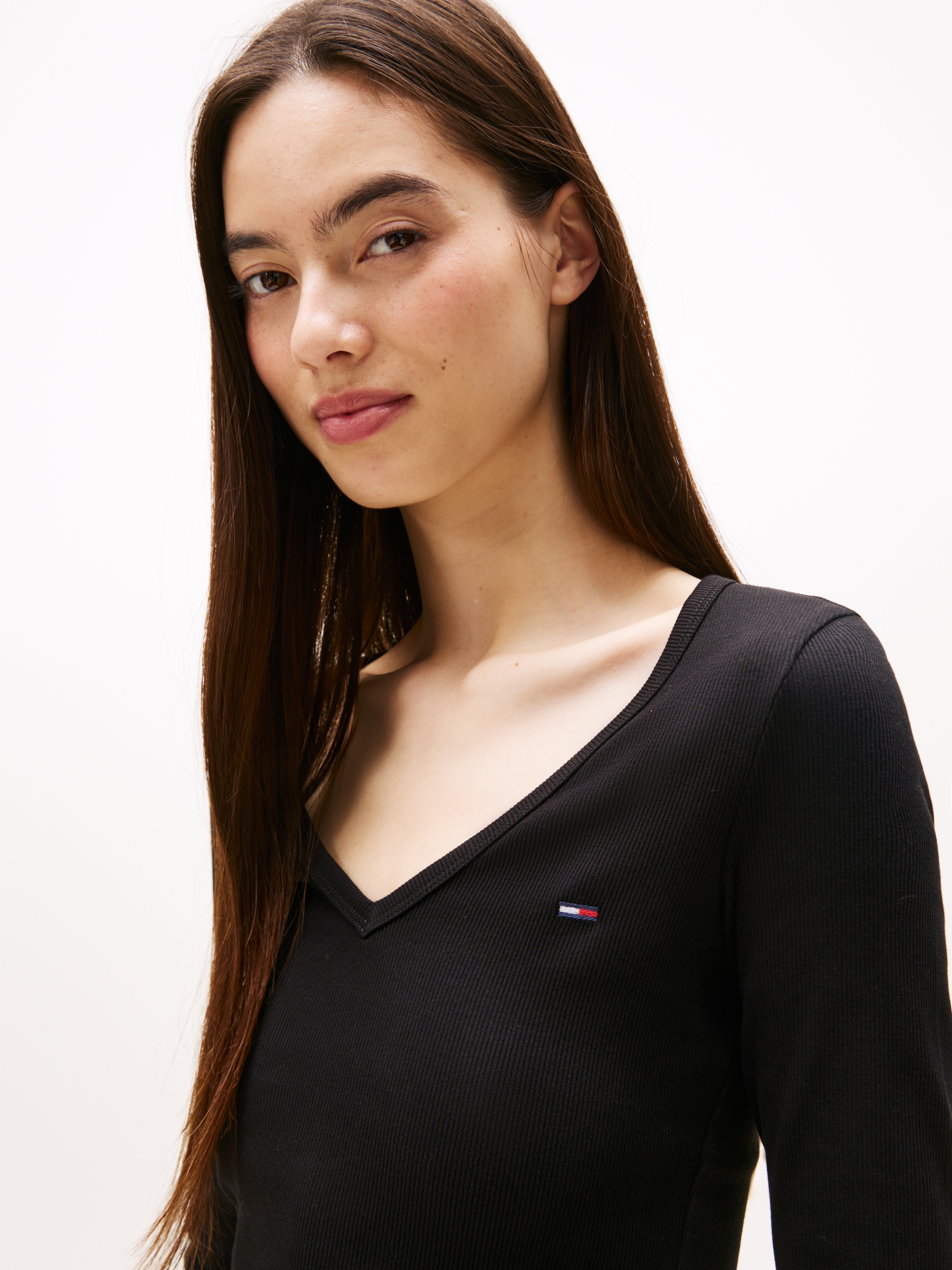 Tommy Jeans Langarmshirt »TJW SLIM ESSENTIAL RIB V LS«, mit Logostickerei