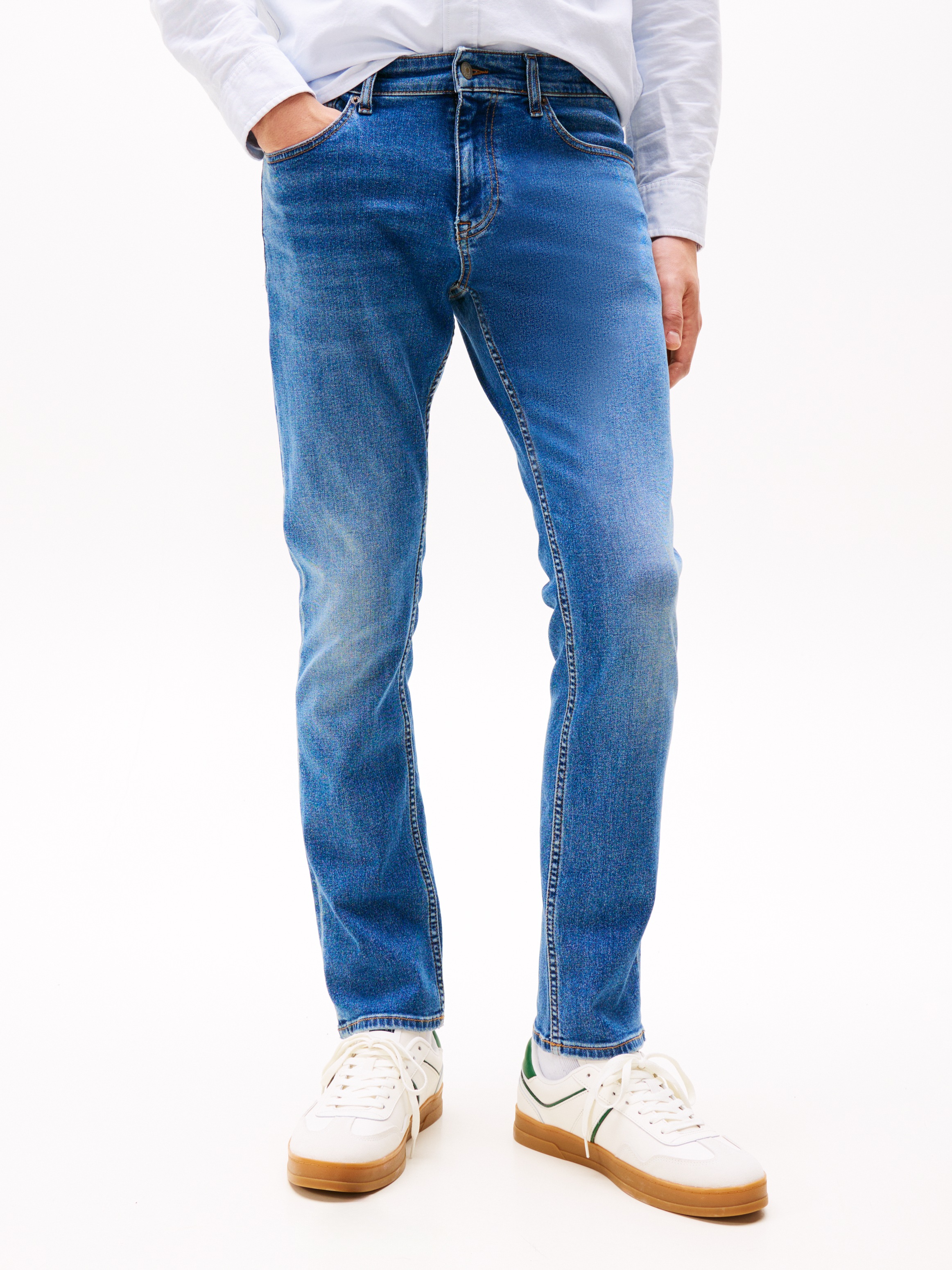 Tommy Jeans Gerade Jeans »SCANTON SLIM BI0234«, Mit Markenlabel aus Leder hinten