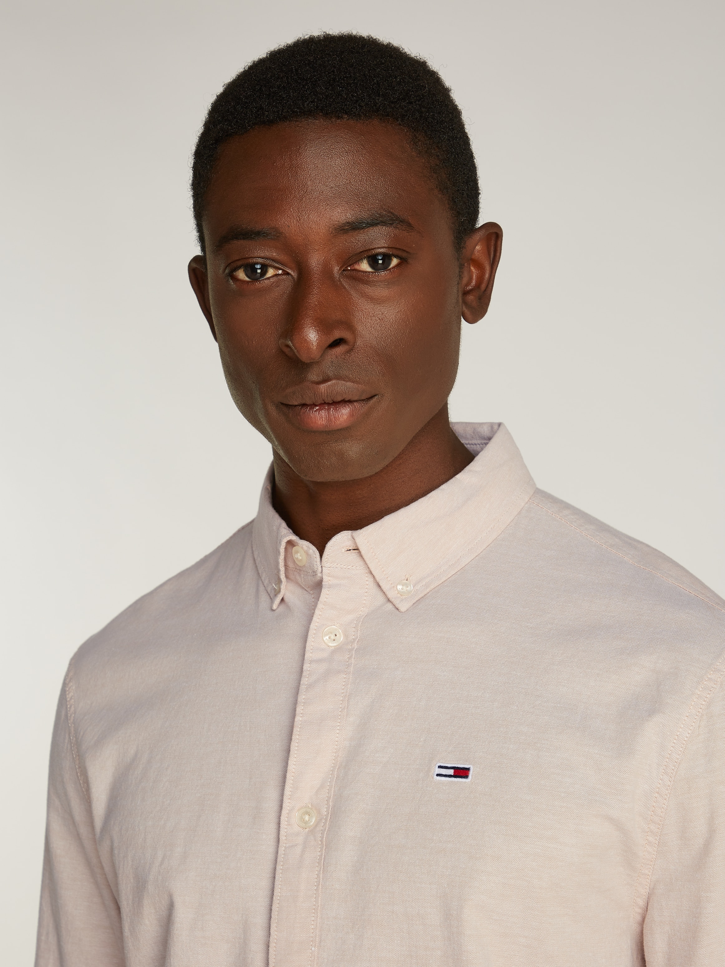 Tommy Jeans Langarmhemd »TJM Slim Stretch Oxford Shirt«, mit Flaglabel auf der Brust
