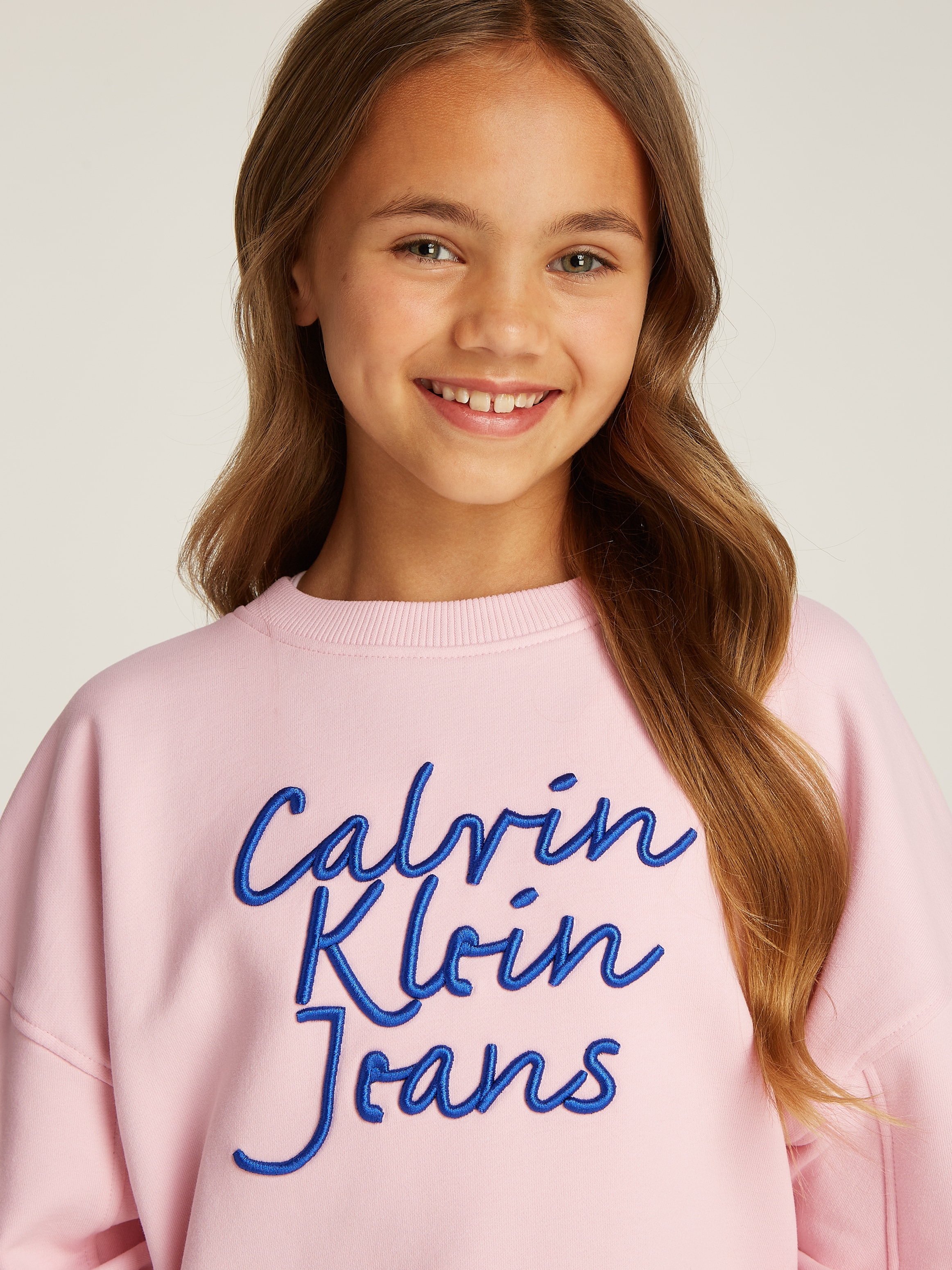 Calvin Klein Jeans Sweatshirt »HANDW LOGO EMBR CN SWEATSHIRT«, für Kinder bis 16 Jahre mit Logostickerei