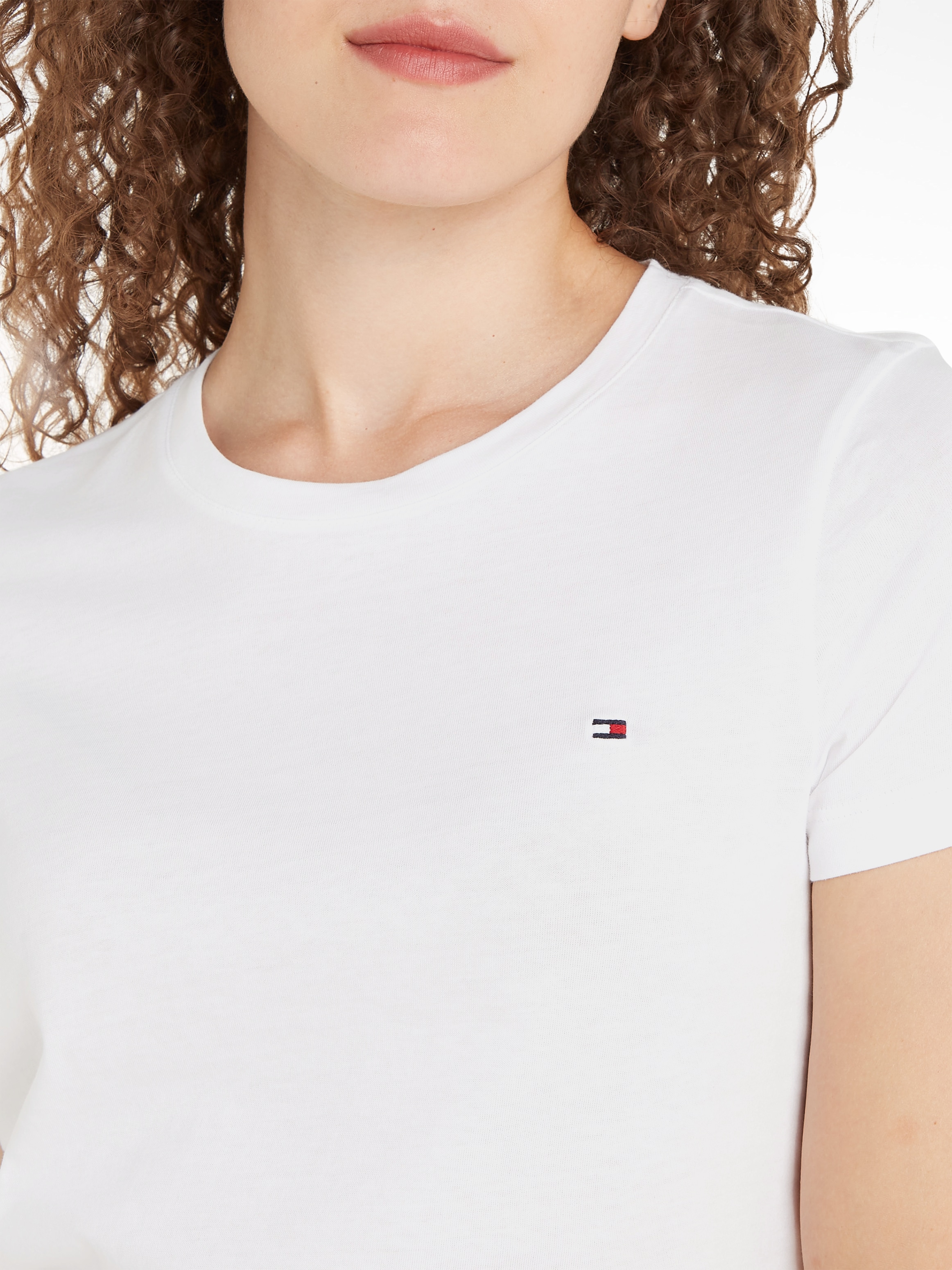 Tommy Hilfiger T-Shirt »HERITAGE CREW NECK TEE«, mit Tommy Hilfiger Logo-Flag auf der Brust