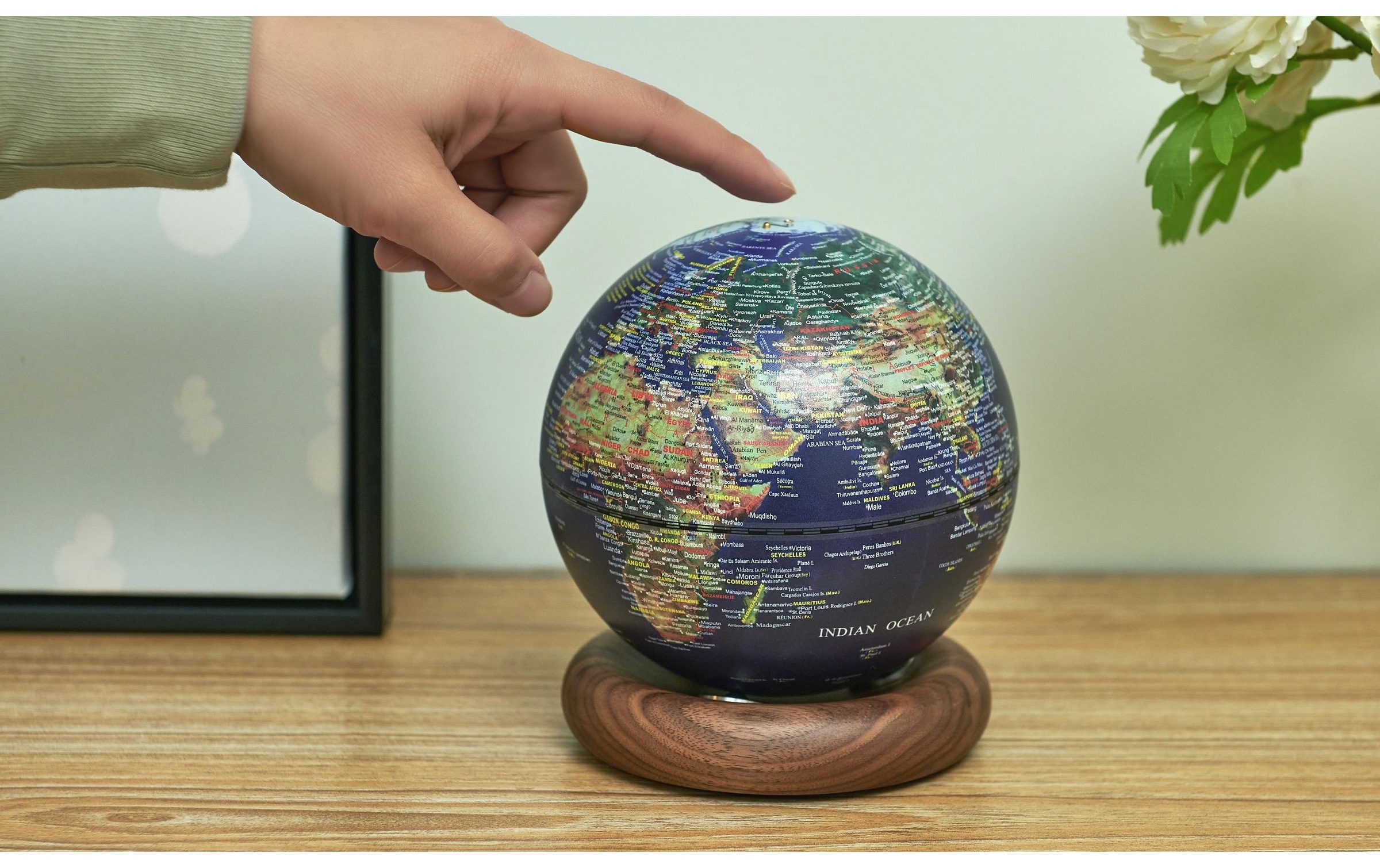 LED Dekofigur »AtlasGlobe 13 cm«, Holzart: Esche (China)