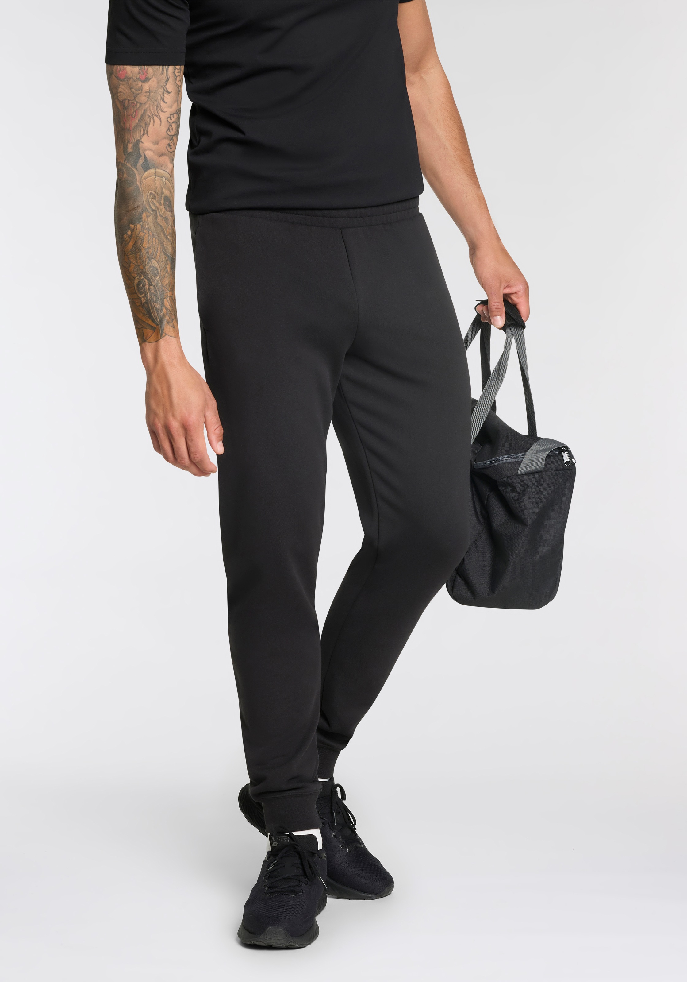 PUMA Trainingshose »ESS LOGO LAB EXECUTION SWEATPANTS TR CL« mit Eingrifftaschen, Jogginghose, Sweathose, regular fit