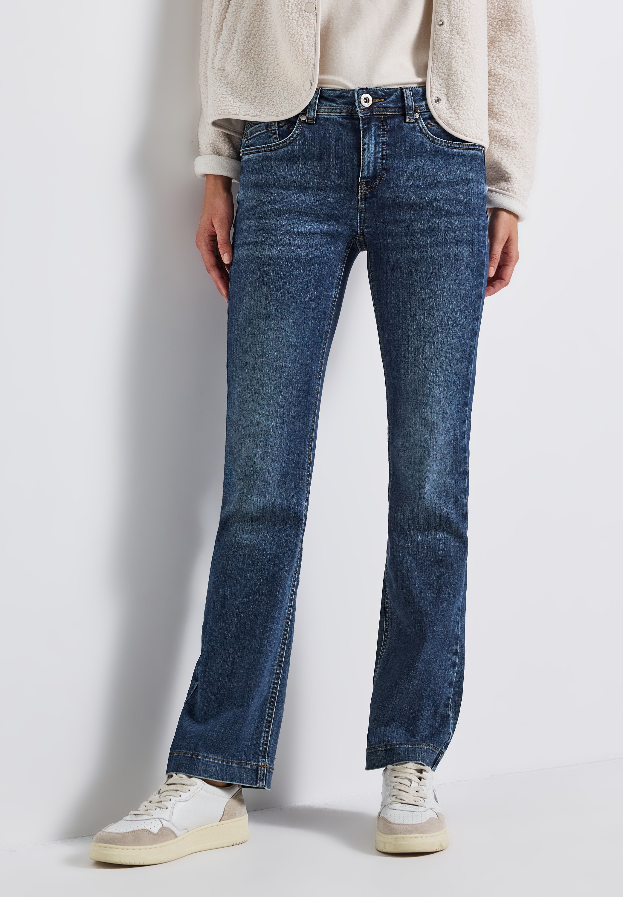 STREET ONE Bootcut-Jeans »Style Bootcut« in einer Slim Fit Passform und mit Stretch