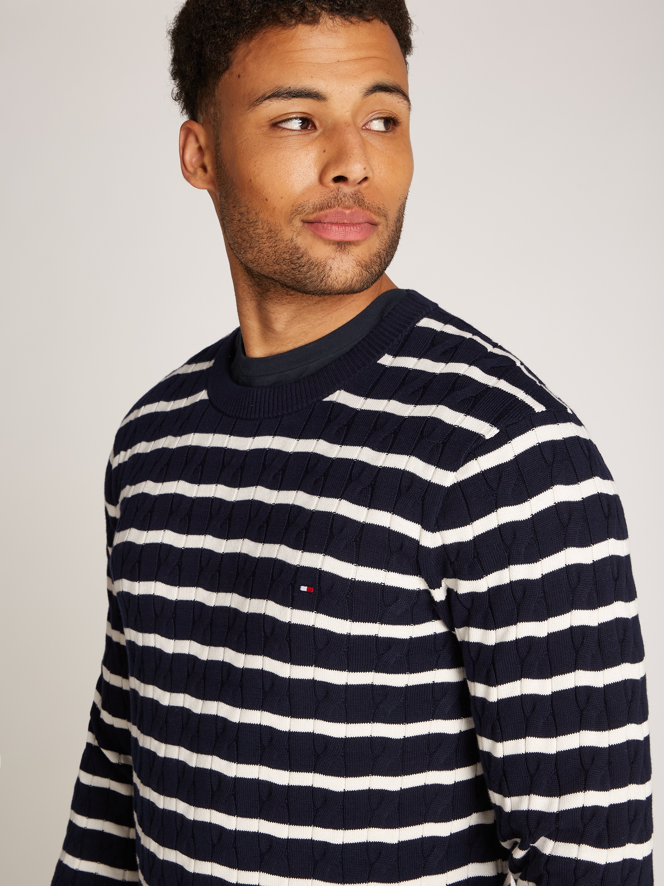 Tommy Hilfiger Strickpullover »CLASSIC CABLE CREW NECK mit Strukturstrick und Flaglabel«, unifarben, casual, regular fit, Baumwolle, Rundhals
