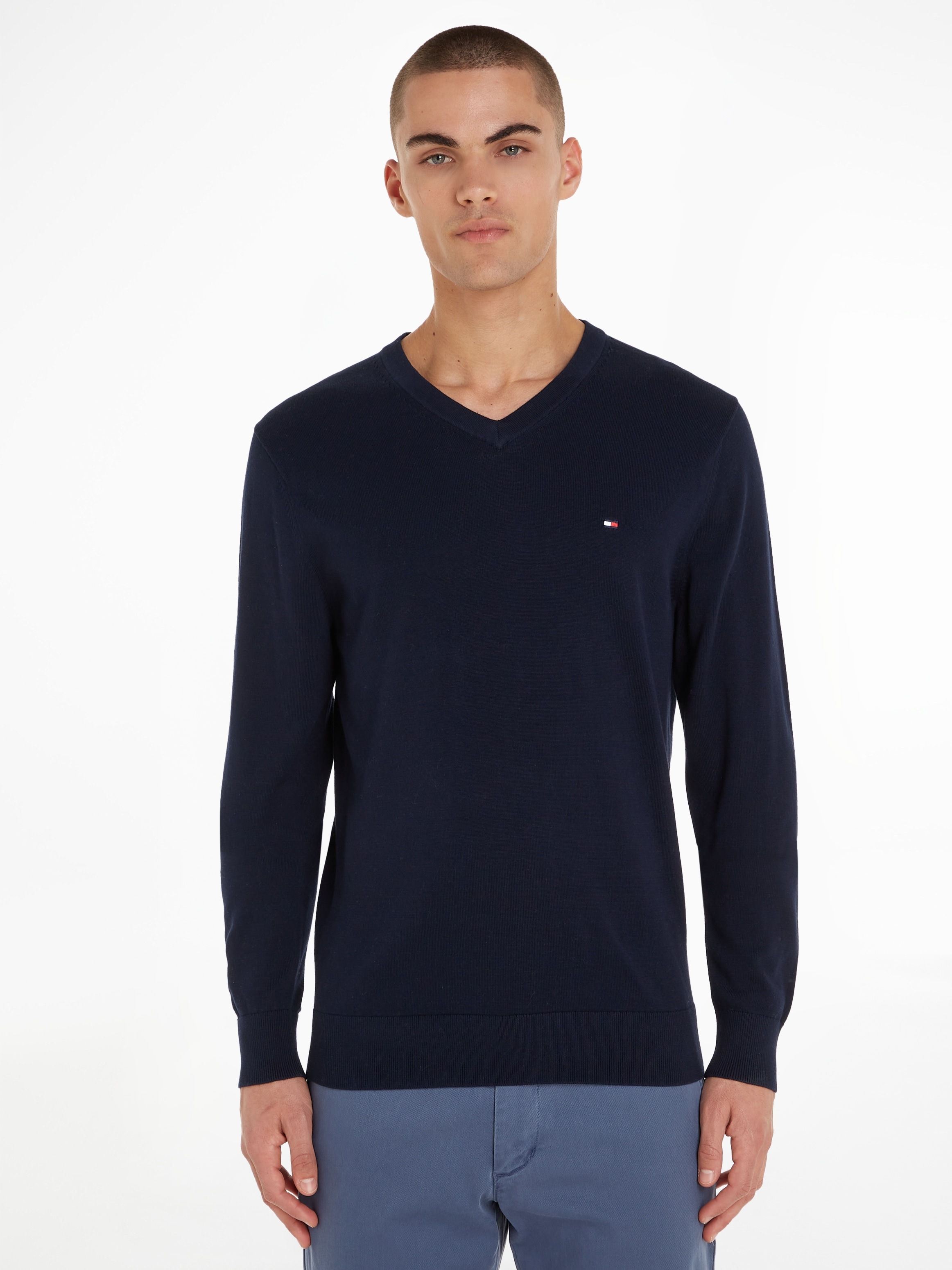 Tommy Hilfiger Strickpullover »ESSENTIAL COTTON V NECK mit V-Ausschnitt und Stickerei«, unifarben, casual, regular fit, Baumwolle, V-Ausschnitt