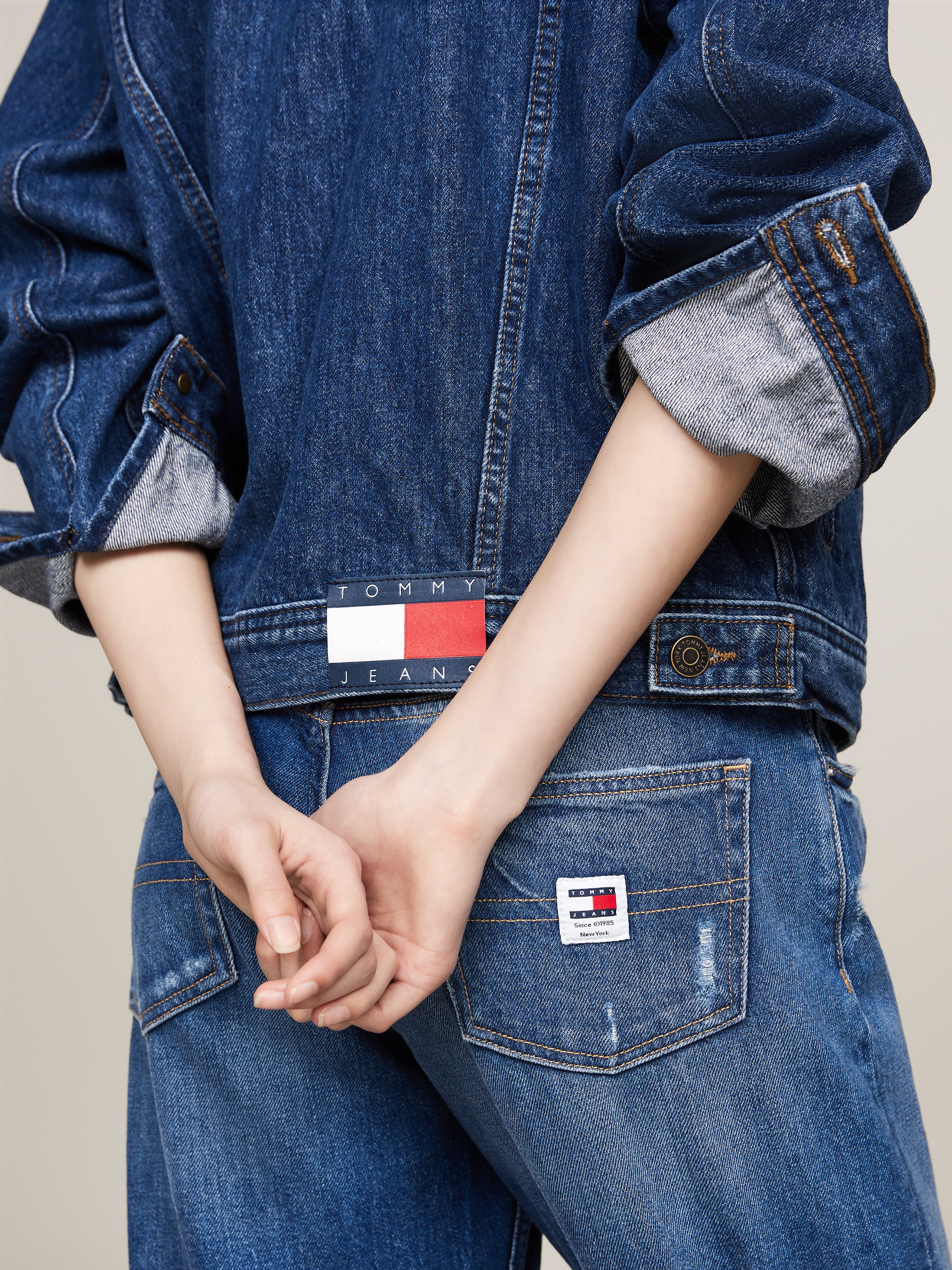 Tommy Jeans Jeansjacke »MOM CLS JACKET BH0056«, mit Tommy Jeans Flagge