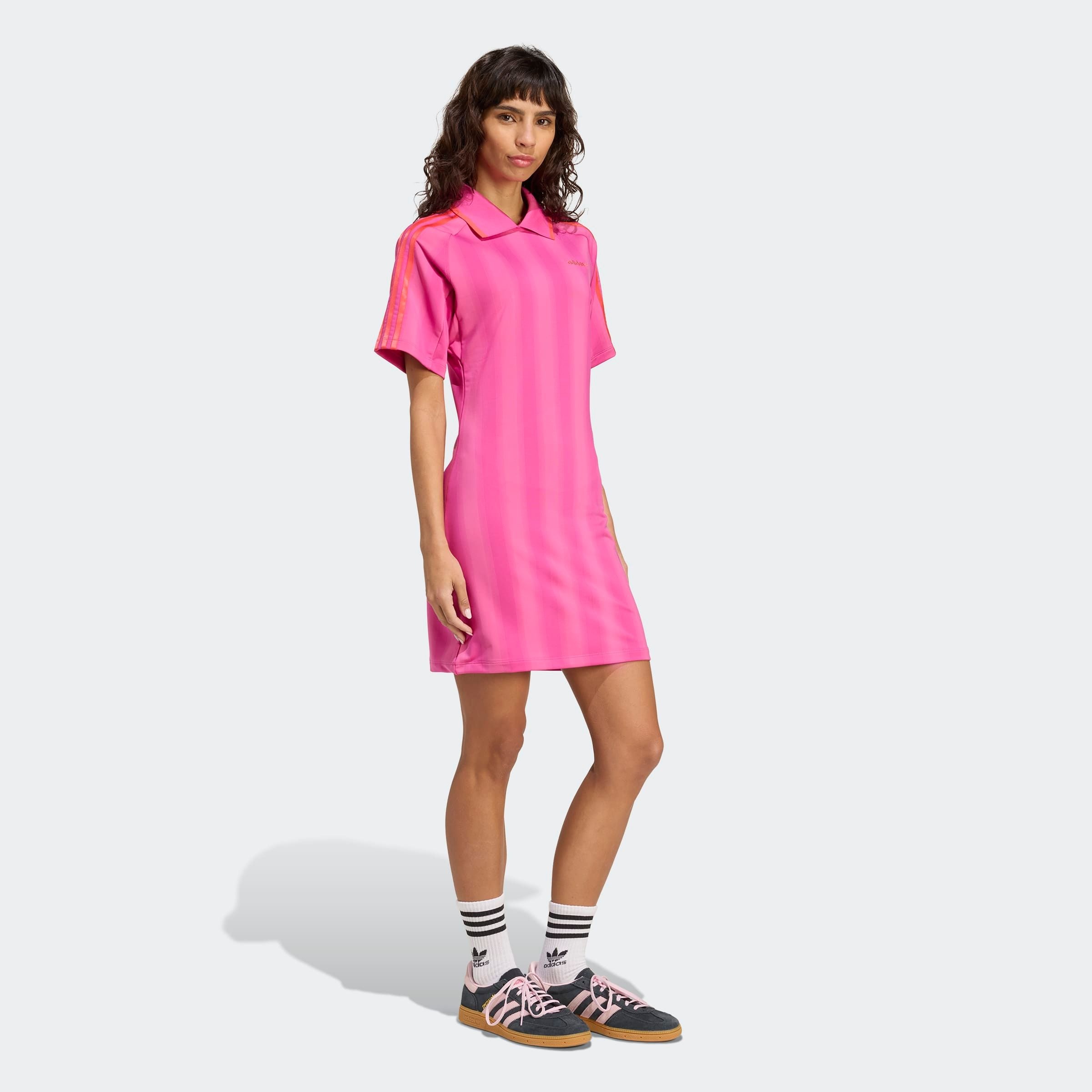 adidas Originals Shirtkleid "INSPIRED GRAPHIC" sportlicher Look, vom Fussball inspirierter Allover-Print
