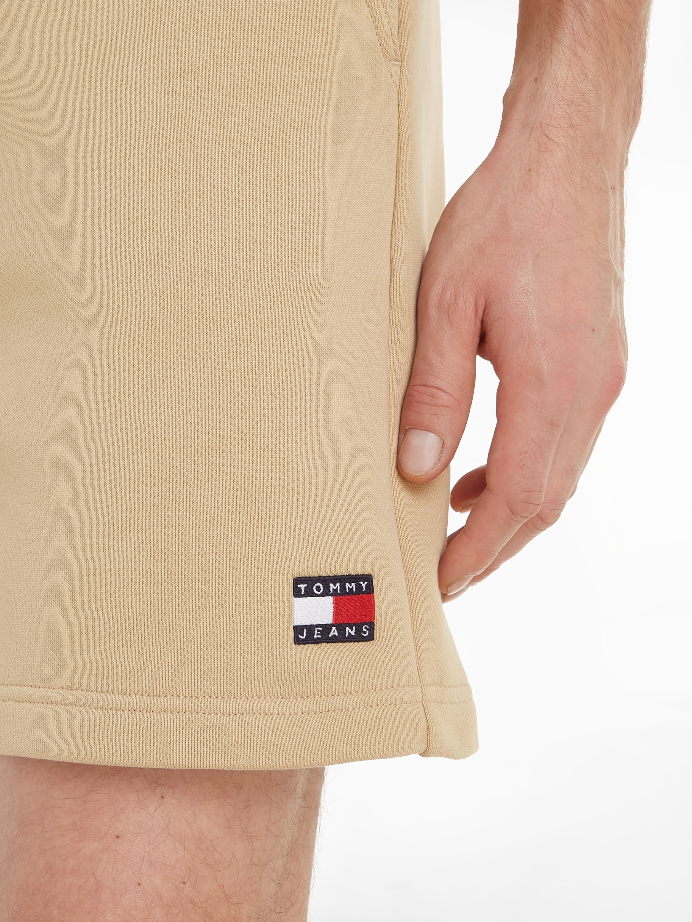 Tommy Jeans Sweatshorts »TJM BADGE BEACH SHORT«, mit Logopatch