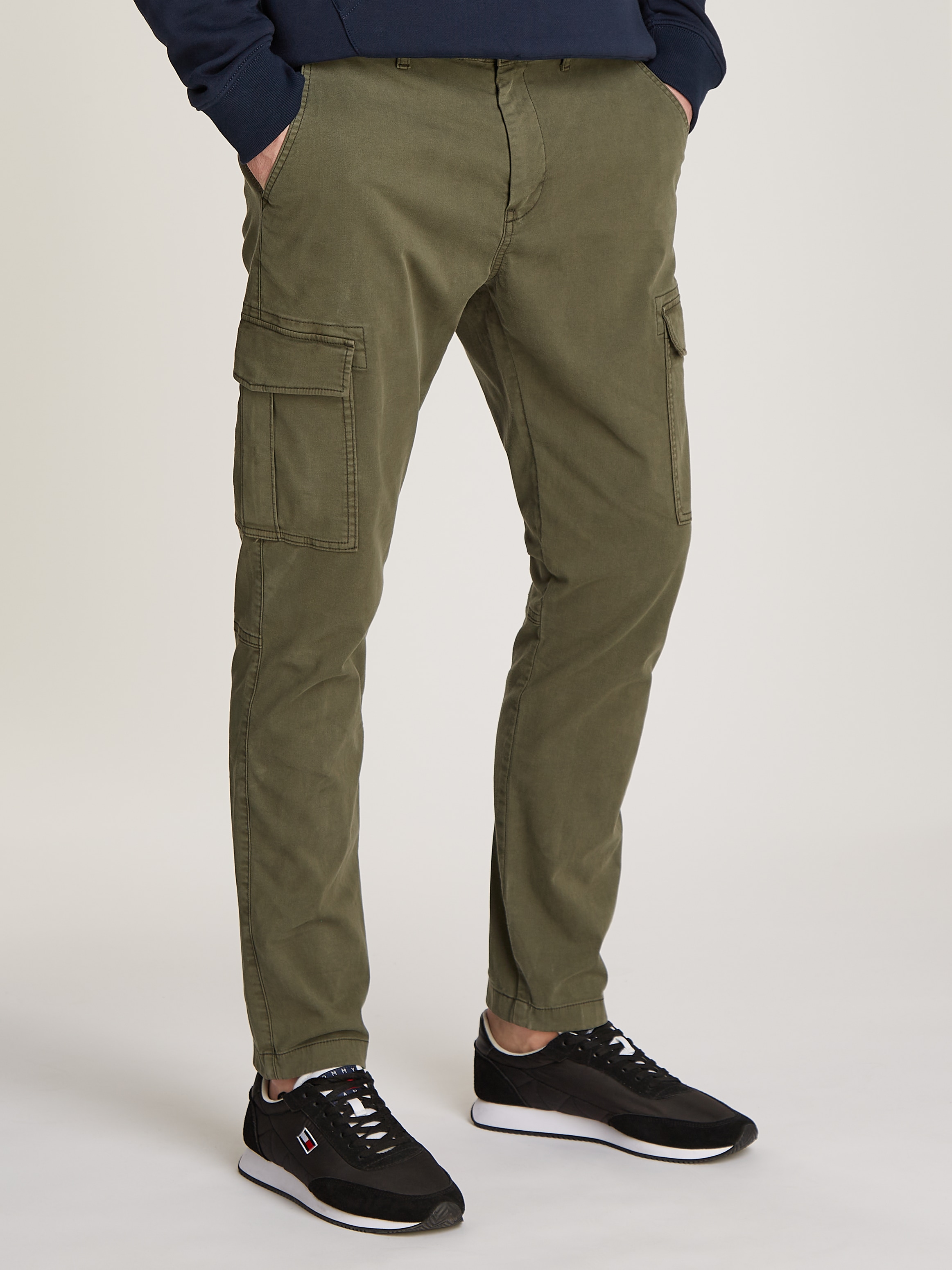 TOMMY JEANS Cargohose »TJM AUSTIN LIGHTWEIGHT CARGO«, mit bestickten Markenlogo über der Gesässtasche