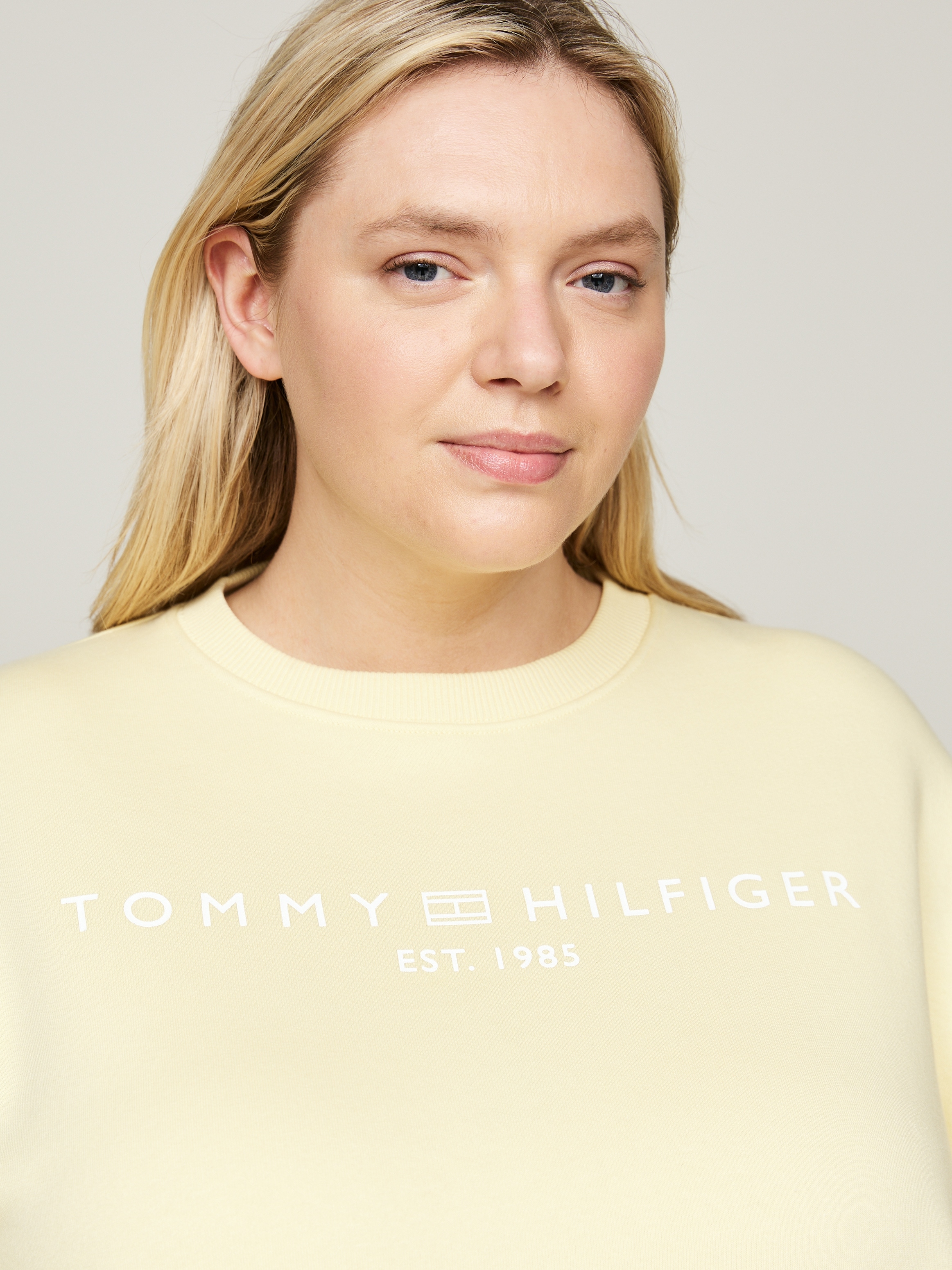 Tommy Hilfiger Curve Sweatshirt »CRV MDRN REG CORP LOGO SWTSHRT«, mit Logostickerei