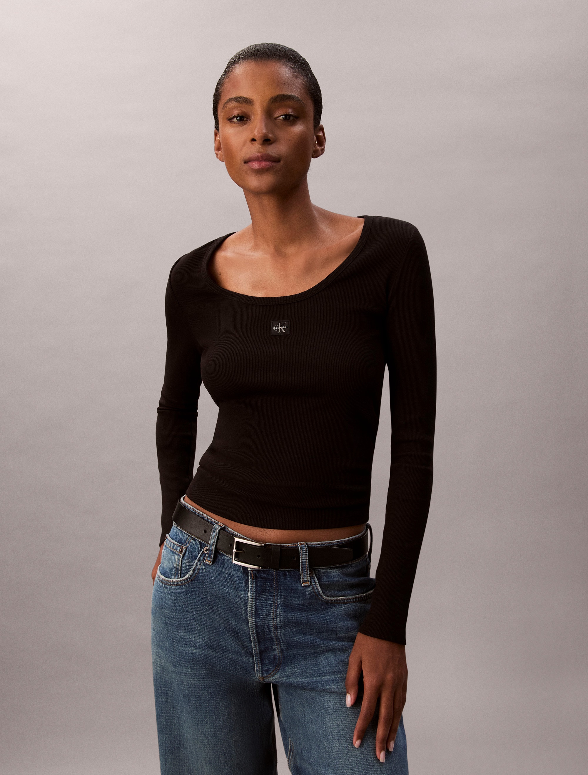 Calvin Klein Jeans Langarmshirt »LS WOVEN LABEL 2X2 RIB SCOOP NEC« Mit Rundhalsausschnitt, regular fit