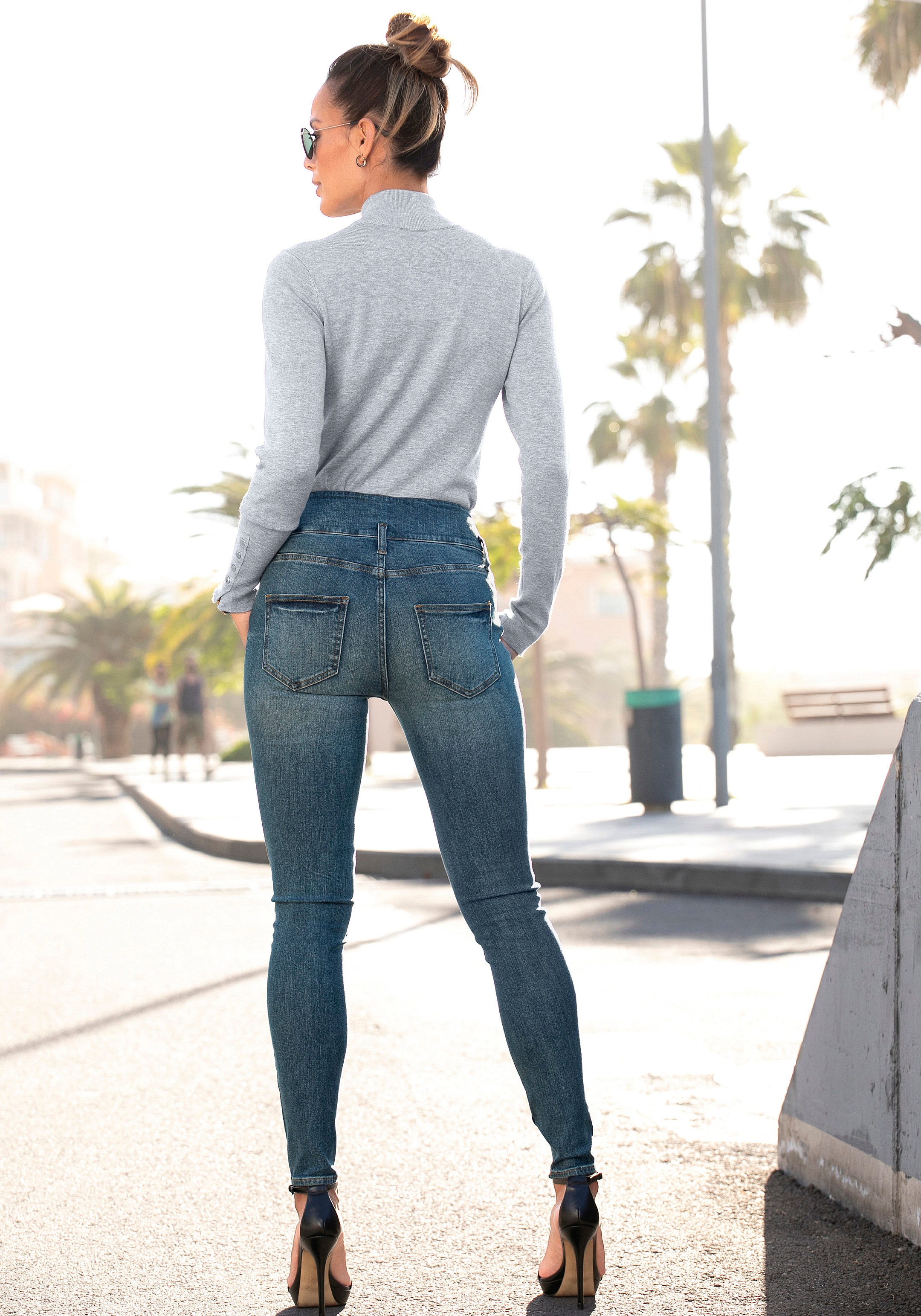LASCANA High-waist-Jeans, mit goldfarbenen Knöpfen, schmale Form, Stretch-Anteil