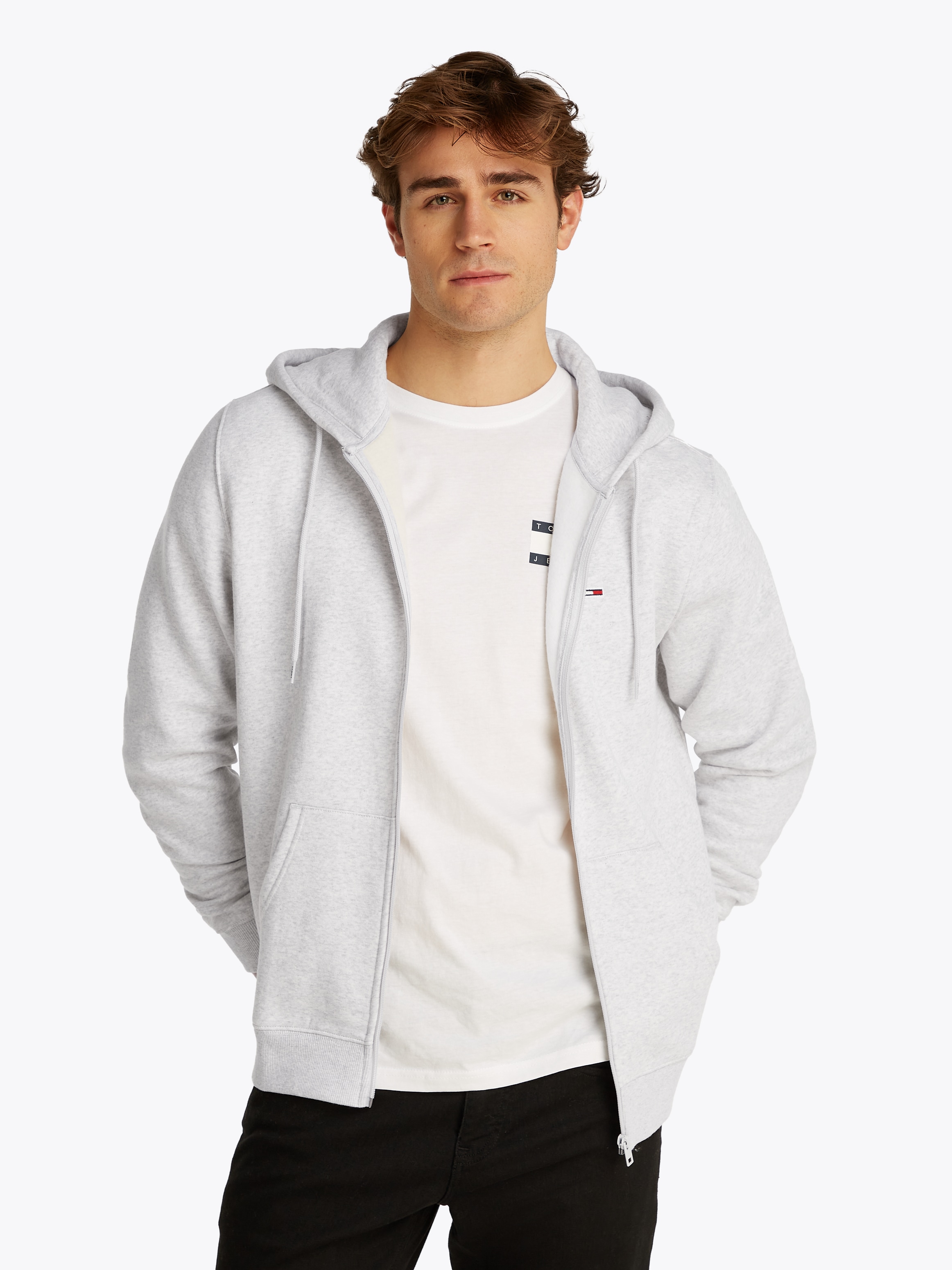 Tommy Jeans Kapuzensweatjacke "TJM REGULAR S FLAG ZIP FLEECE THRU" mit bestickten Markenlogo auf Brusthöhe