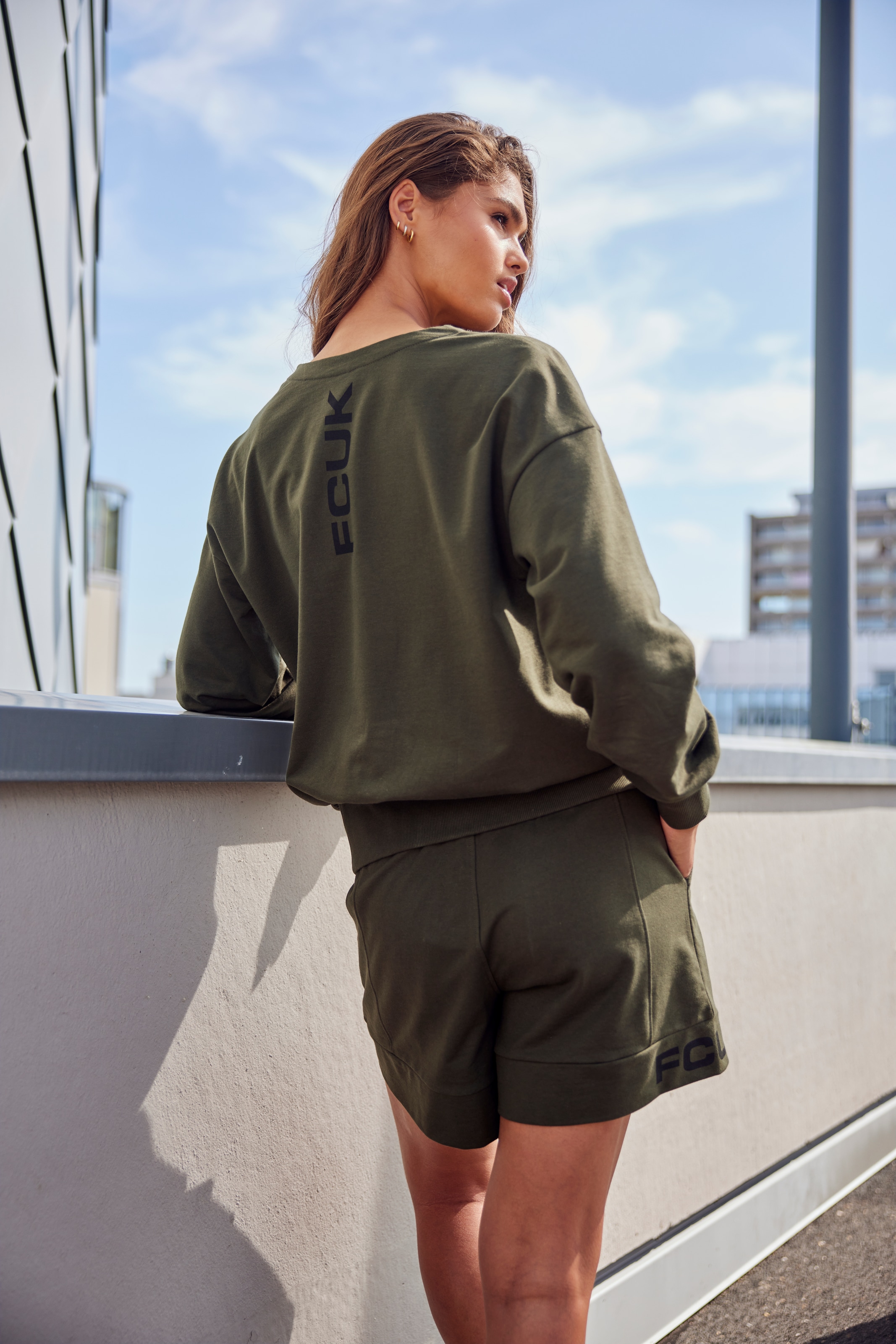 FCUK Sweatshirt, (1 tlg.), Sweatshirt mit V-Ausschnitt und grossen Rückenprint, Loungeanzug