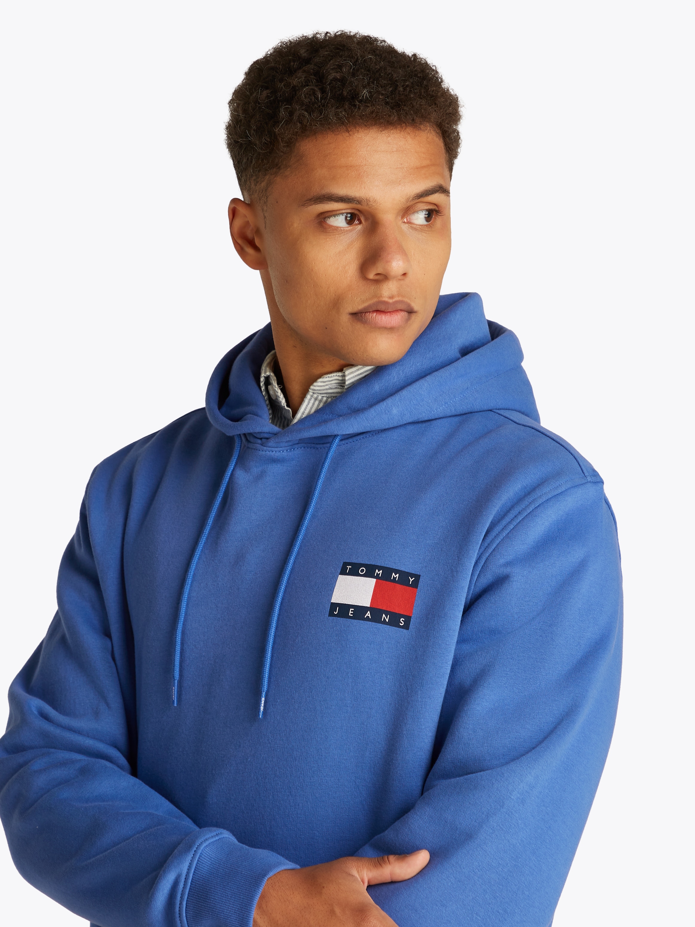 Tommy Jeans Sweatshirt »TJM REG ESSENTIAL FLAG HOOD EXT«, mit bedruckten Markenlogo auf Brusthöhe