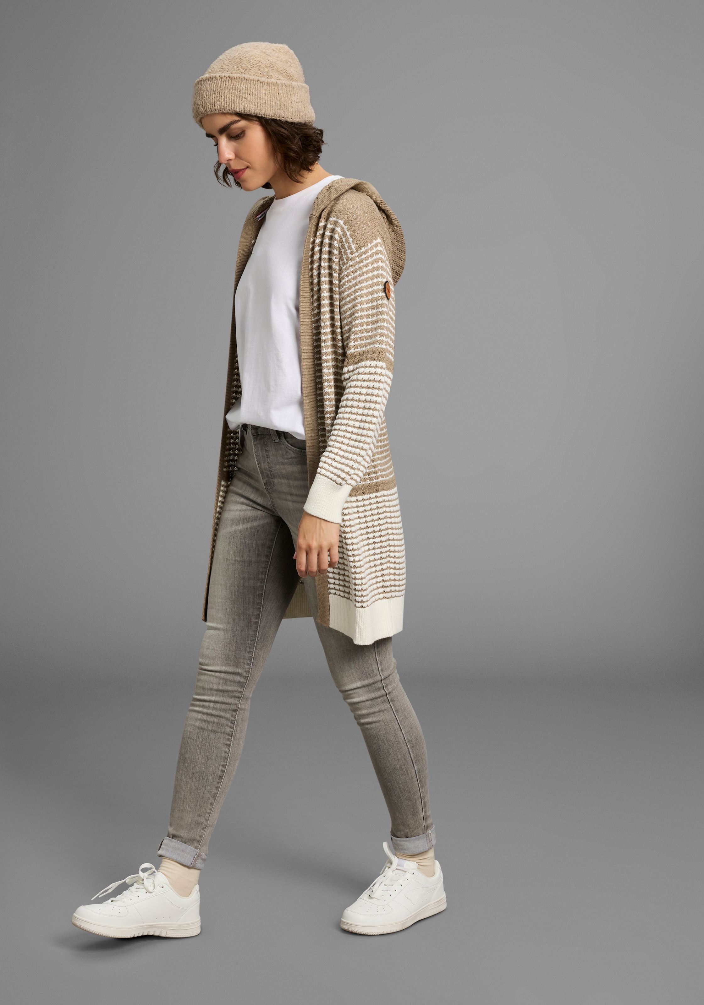 KangaROOS Kapuzenstrickjacke, mit angesagtem Strickmuster