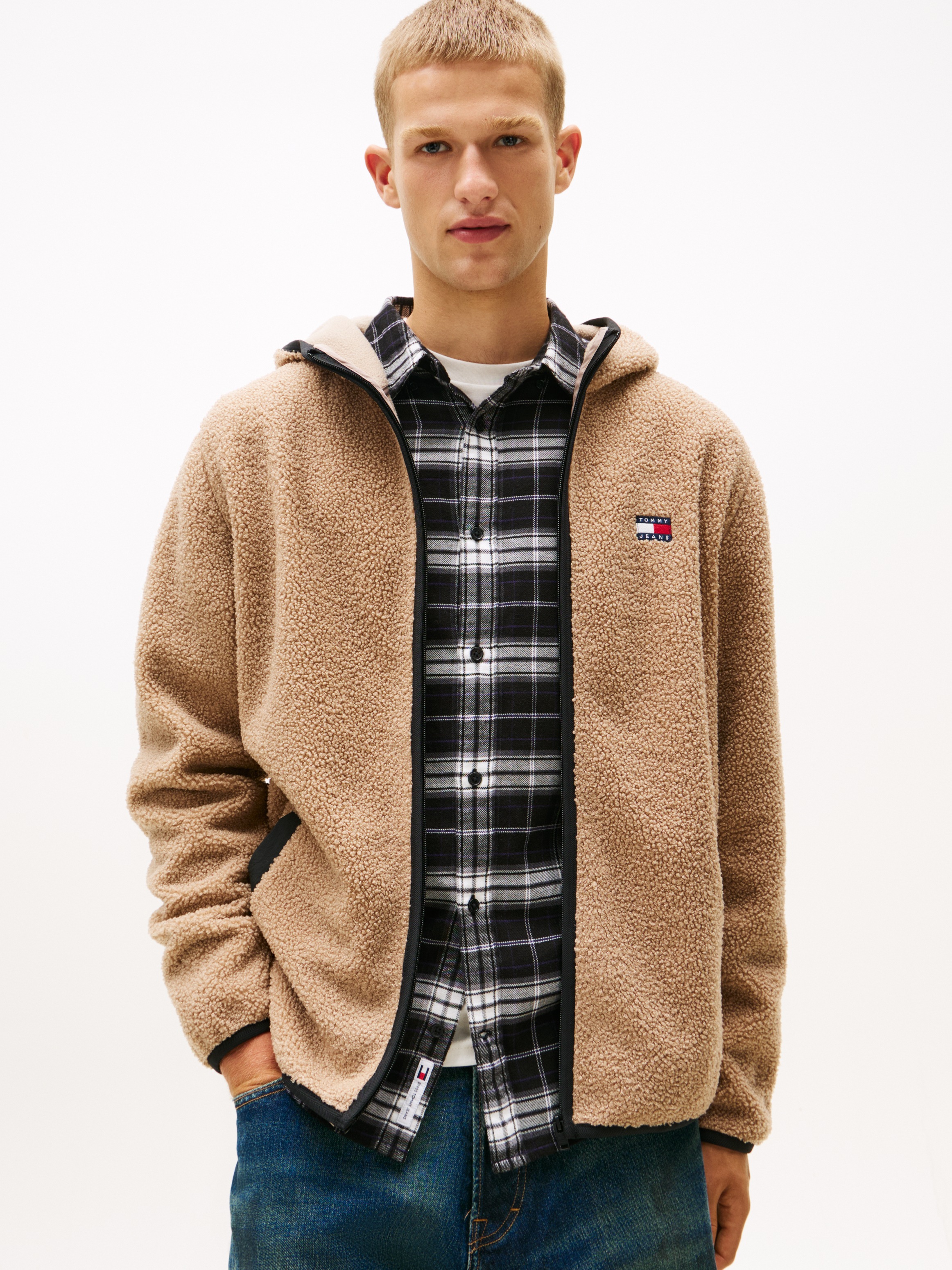 Tommy Jeans Plüschjacke »TJM REG BADGE TEDDY ZIP TRU EXT« mit Kapuze Freizeitjacke, Übergangsjacke, Teddyjacke mit Logopatch