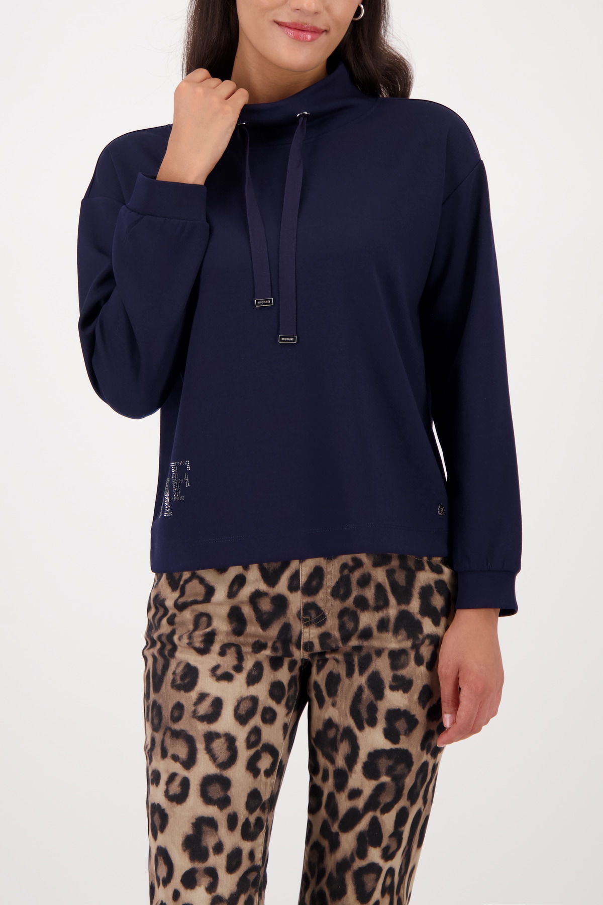 Monari Sweatshirt »Sweatshirt Schmuckdetail«, Stehkragen mit Bindeband, Logo aus Strasssteinen