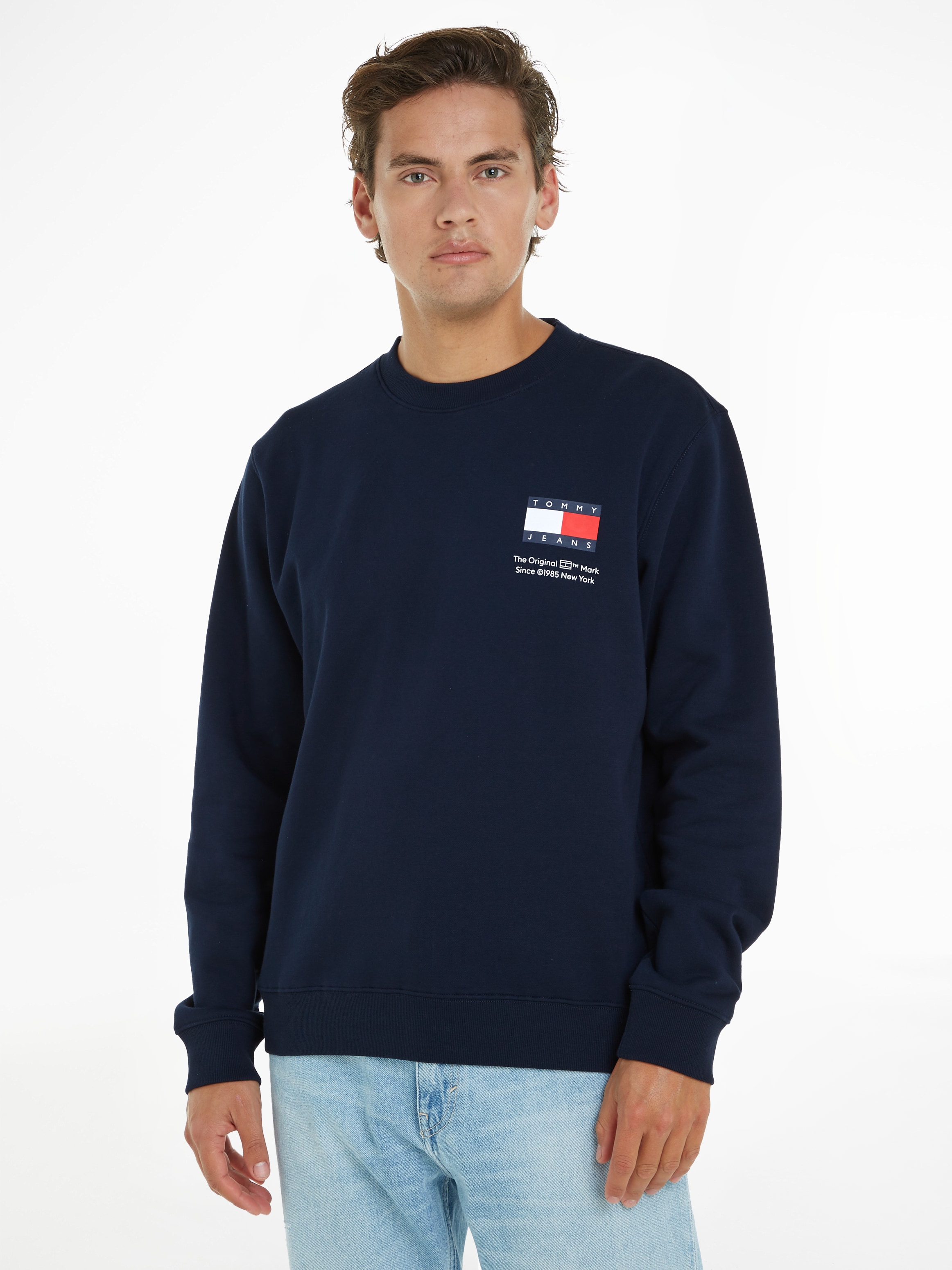 Tommy Jeans Sweatshirt »TJM REG ESSENTIAL FLAG CNECK EXT«, Rundhals-Sweatshirt mit Logo