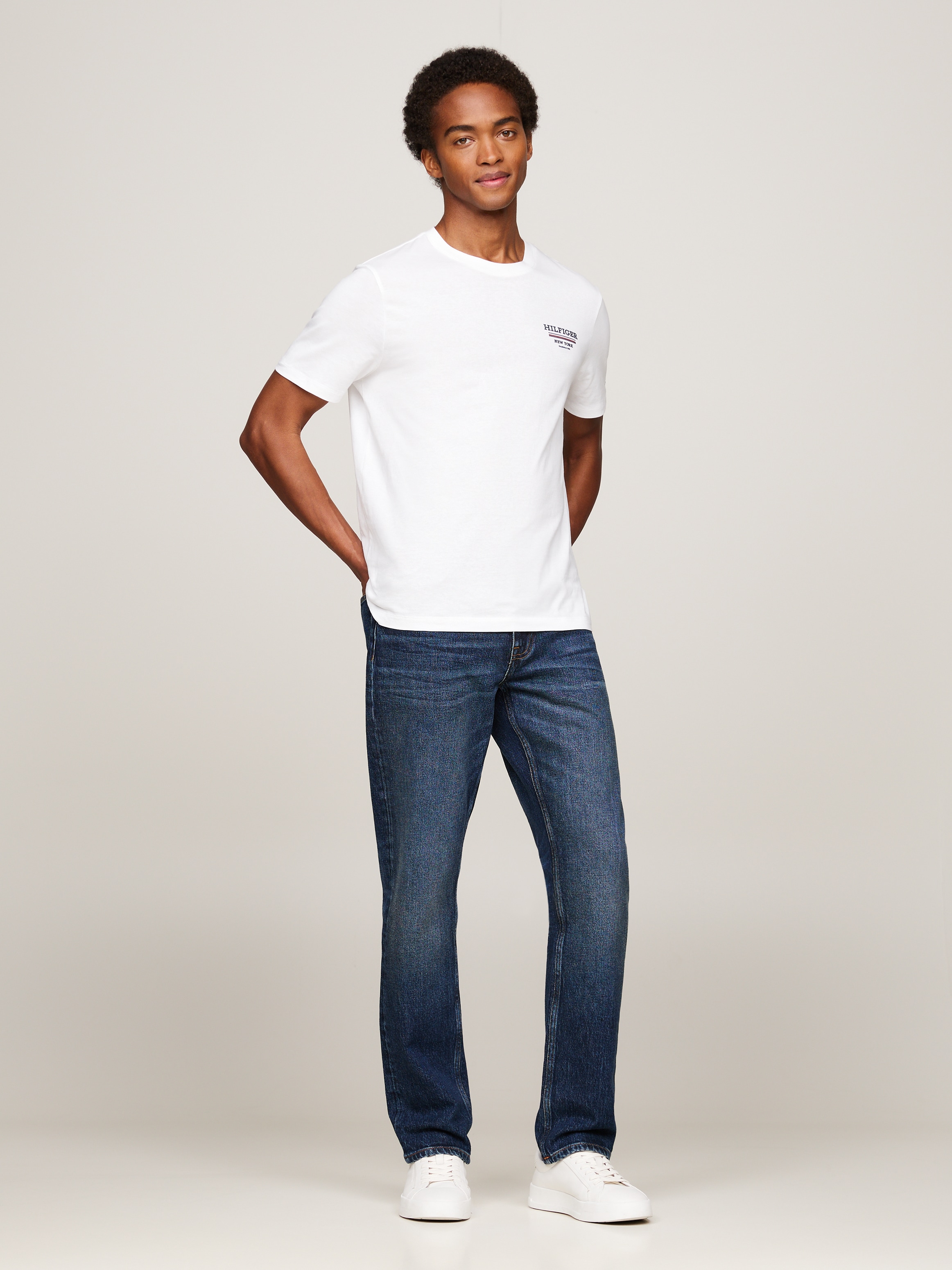 Tommy Hilfiger T-Shirt »HILFIGER GLOBAL STRIPE TEE«, kontrastfarbener Print auf de Brust