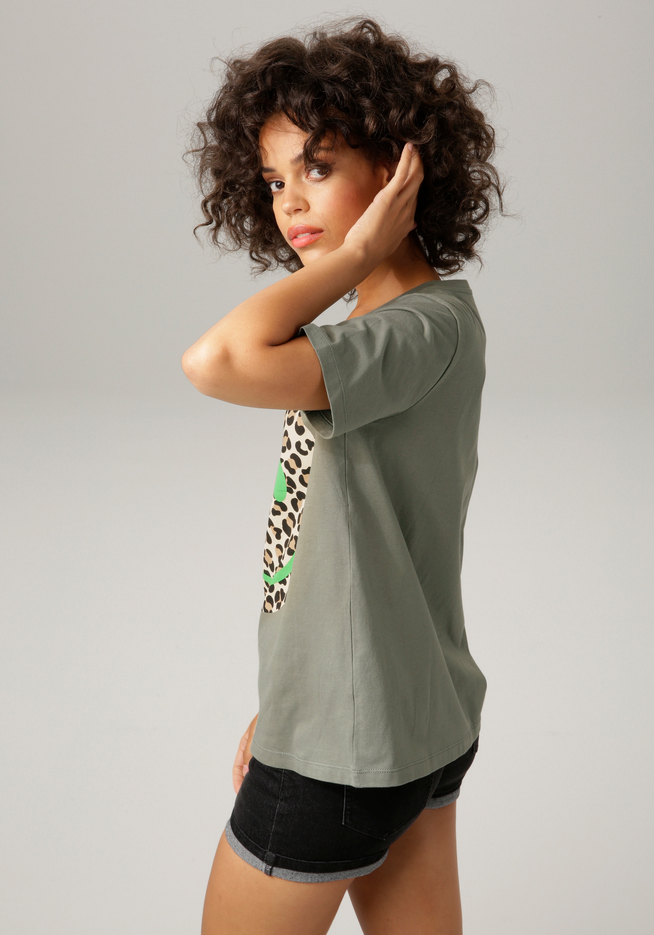 Aniston CASUAL T-Shirt, mit Smiley-Frontprint im Animal-Look