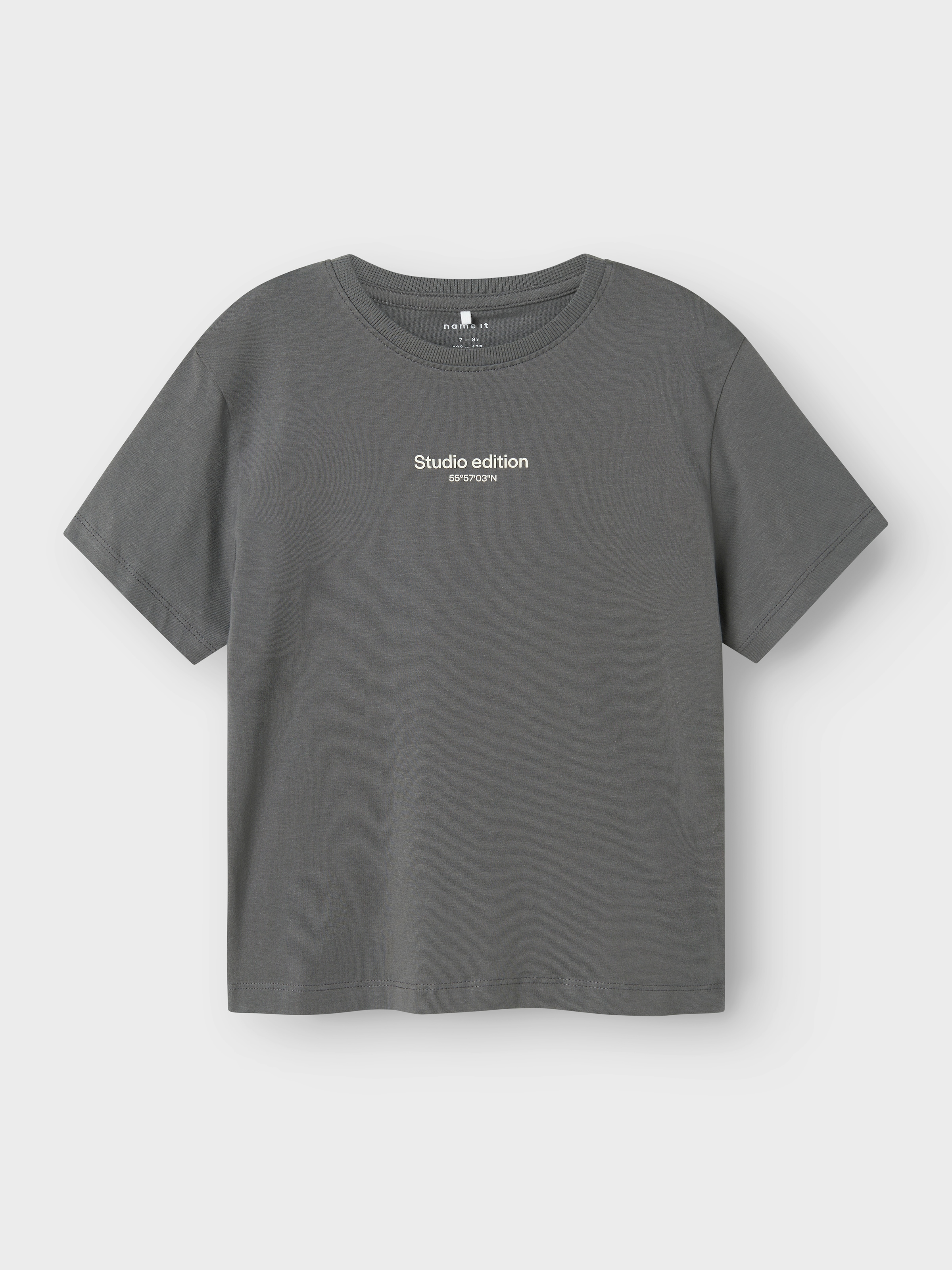 Name It T-Shirt »NKMBRODY SS NREG TOP NOOS«, mit dezentem Frontmotiv