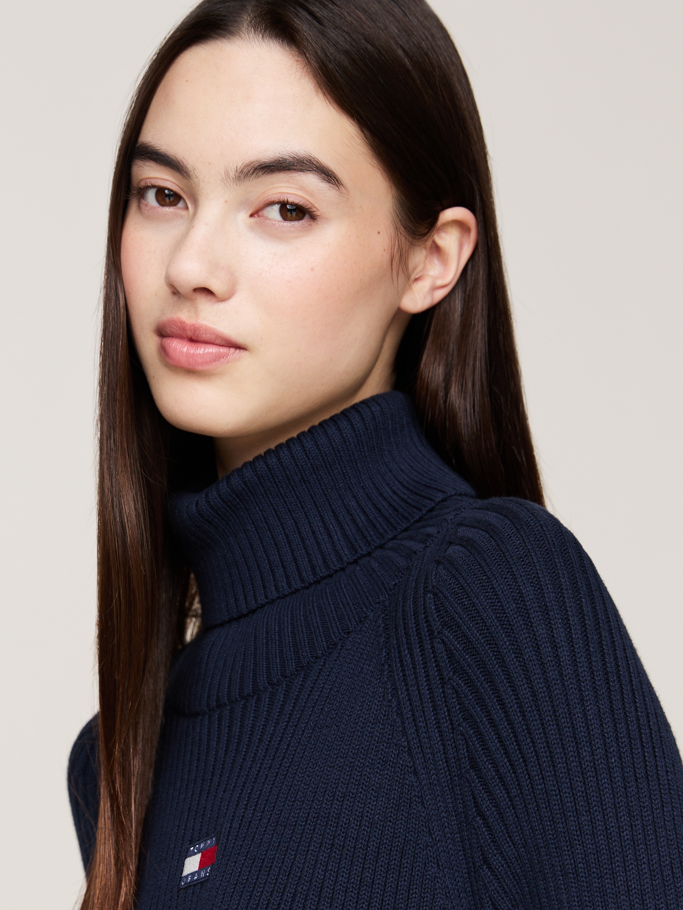 Tommy Jeans Strickkleid »TJW MOCKNECK BADGE SWEATER DRESS«, mit Stehkragen, Logo-Badge