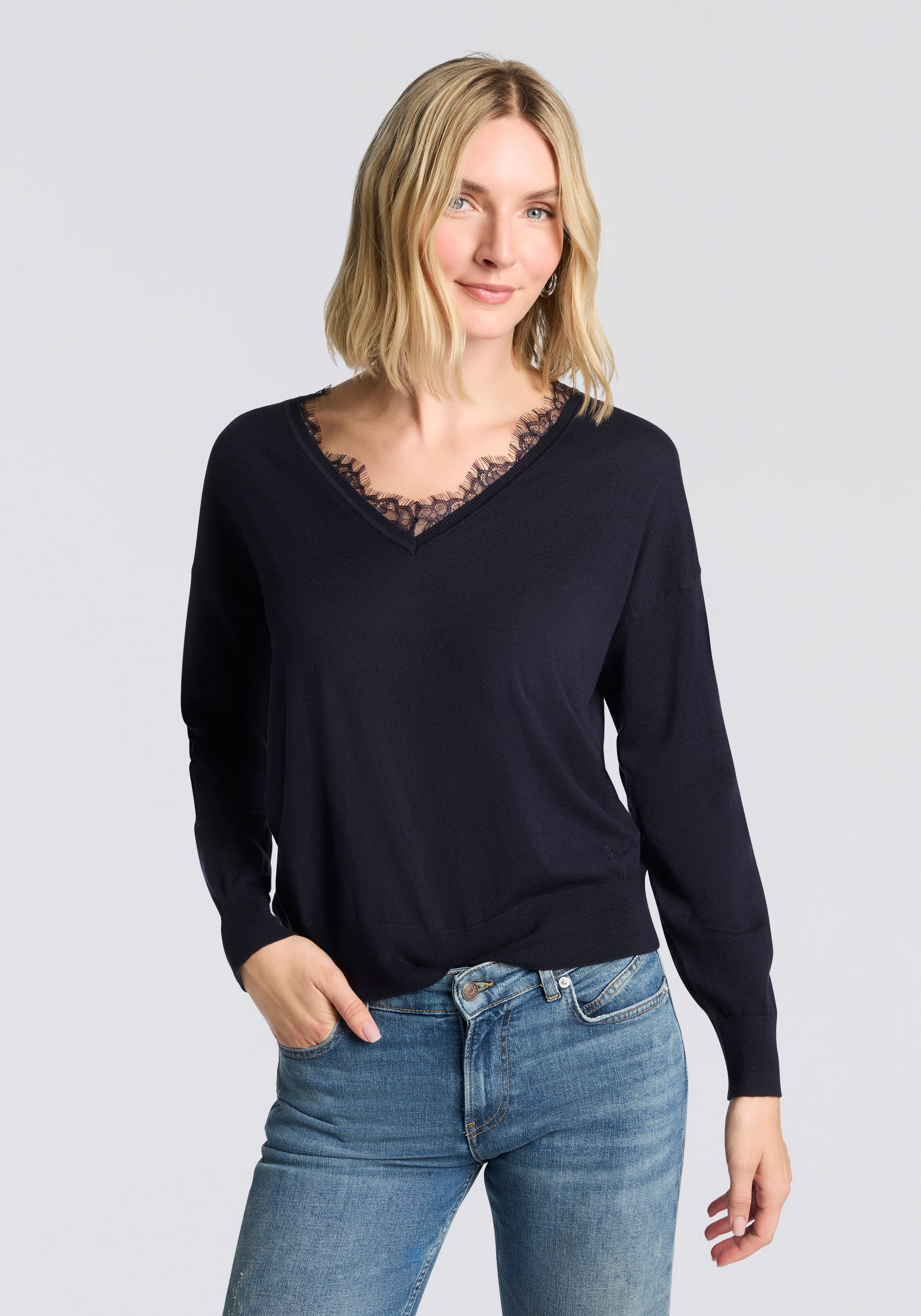 BOSS ORANGE Strickpullover »Fettuccini Premium Damenmode« V-Ausschnitt mit Spitzendetails