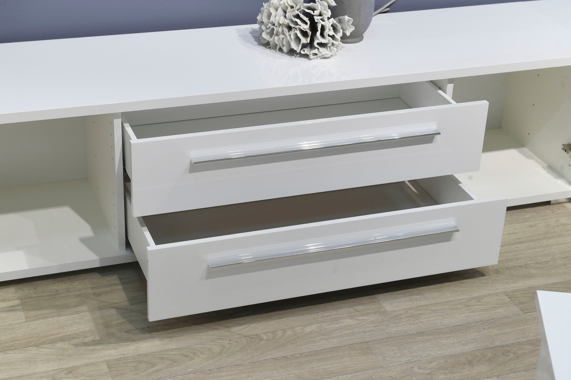 Places of Style Lowboard »Piano TV-Kommode in Breite 165 oder 180 cm mit Soft-Close-Funktion«, Hochglanz UV-lackiert, Br 180 cm mit versch. Tür- und Schubkastenmasse