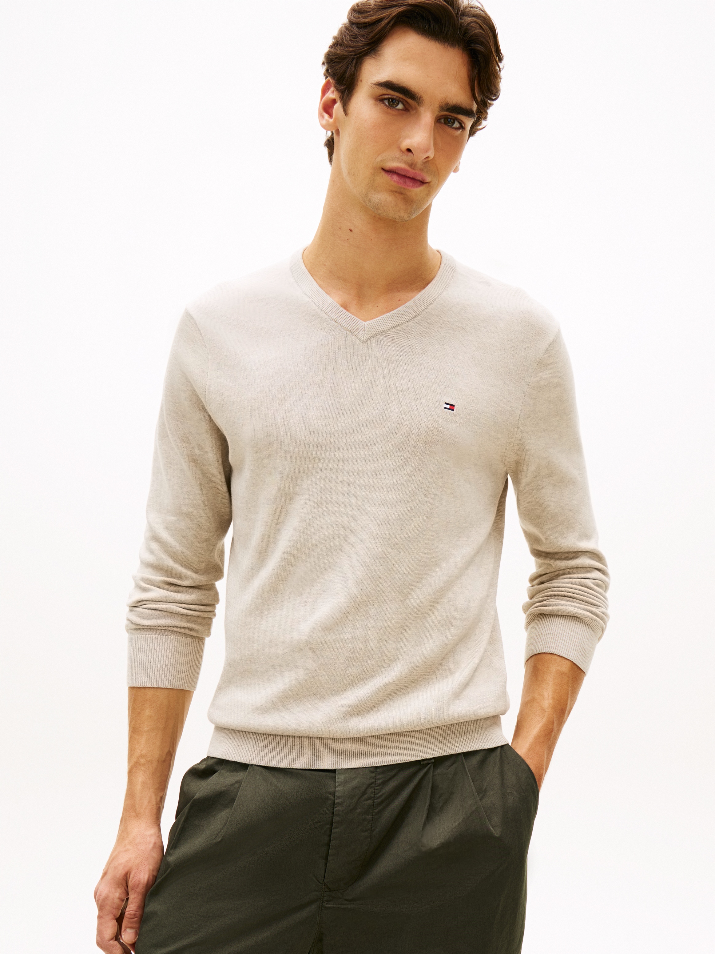 Tommy Hilfiger Strickpullover "ESSENTIAL COTTON V NECK mit V-Ausschnitt und Stickerei" unifarben, casual, regular fit, Baumwolle, V-Ausschnitt