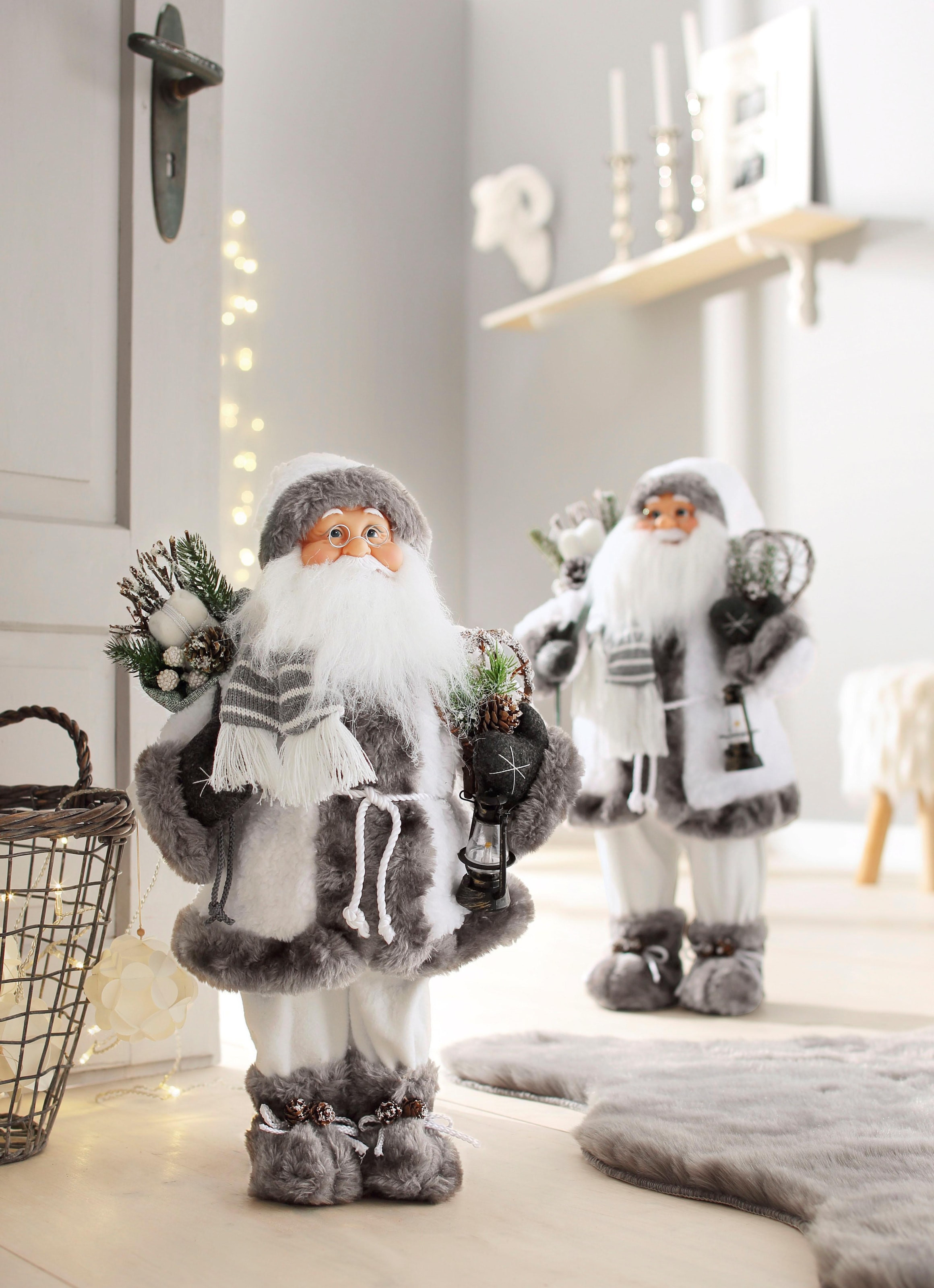 HOSSNER - HOMECOLLECTION Weihnachtsmann »Santa mit weissem Mantel und Laterne«, Weihnachtsdeko