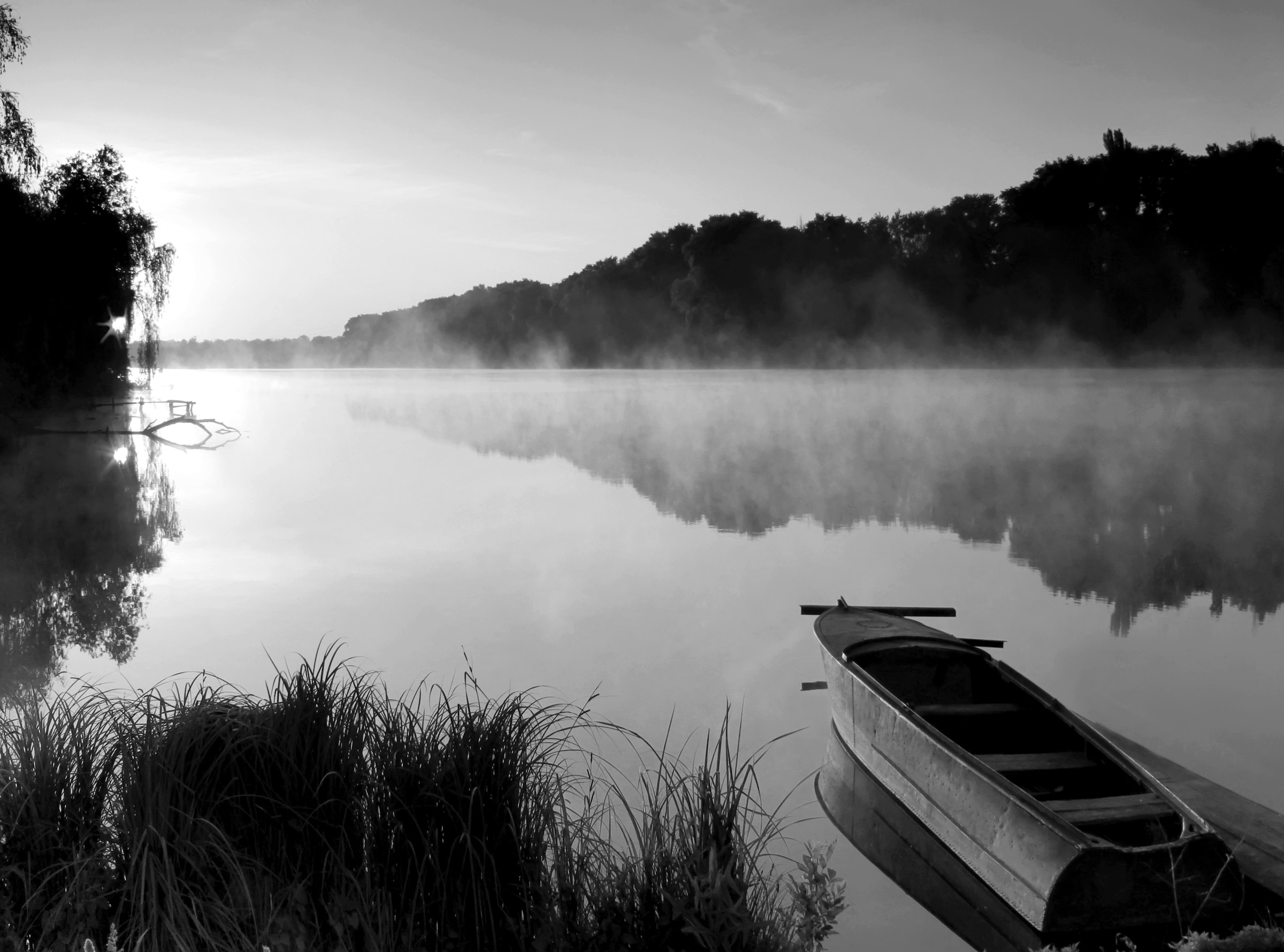 Papermoon Fototapete "See mit Boot Schwarz & Weiß"