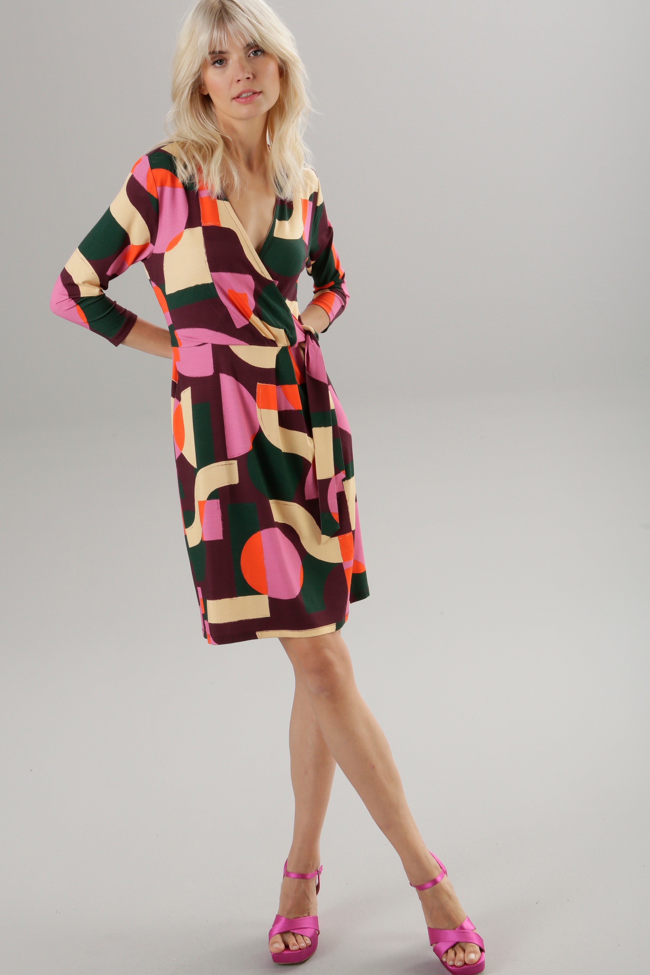 Online Shop SELECTED Jelmoli-Versand | in Bindedetail Ausschnitt Aniston Jerseykleid, Wickeloptik mit und