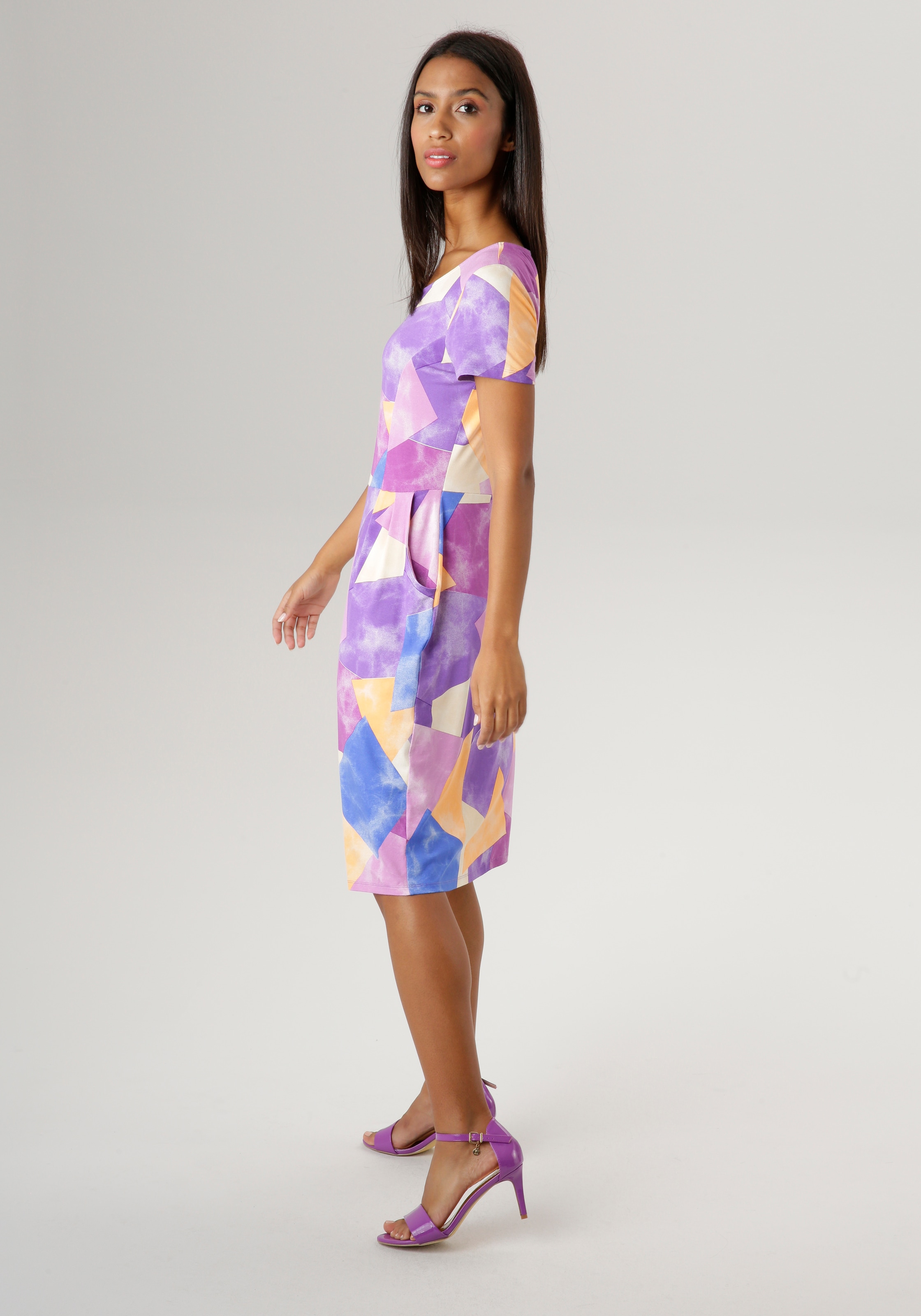 Aniston SELECTED Sommerkleid, mit farbenfrohem Druck und praktischen  Taschen - NEUE KOLLEKTION online bestellen bei Jelmoli-Versand Schweiz | Sommerkleider