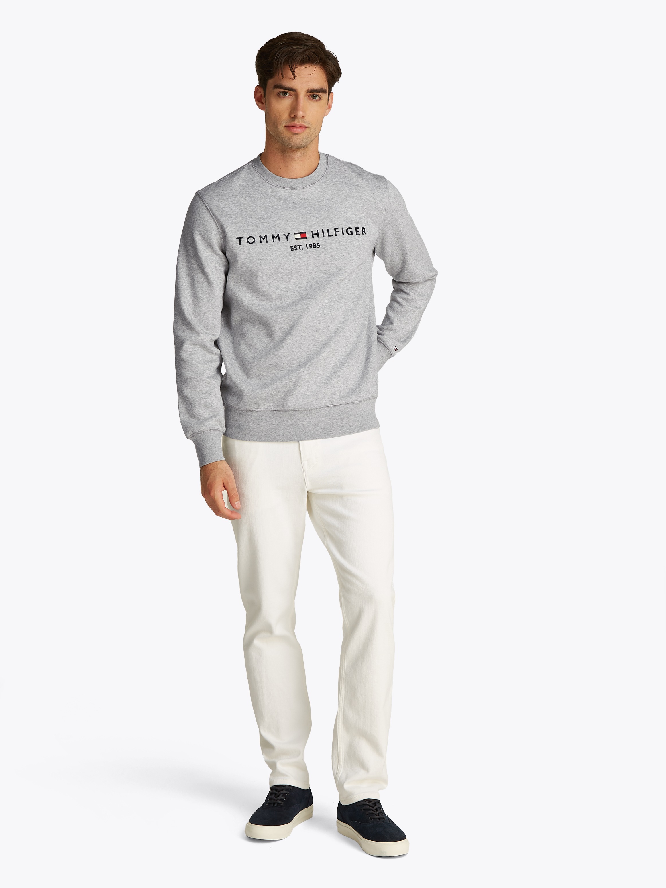 Tommy Hilfiger Sweatshirt »TOMMY LOGO SWEATSHIRT mit Rundhals und Stickerei«, unifarben, casual, regular fit, Baumwollmix, Rundhals