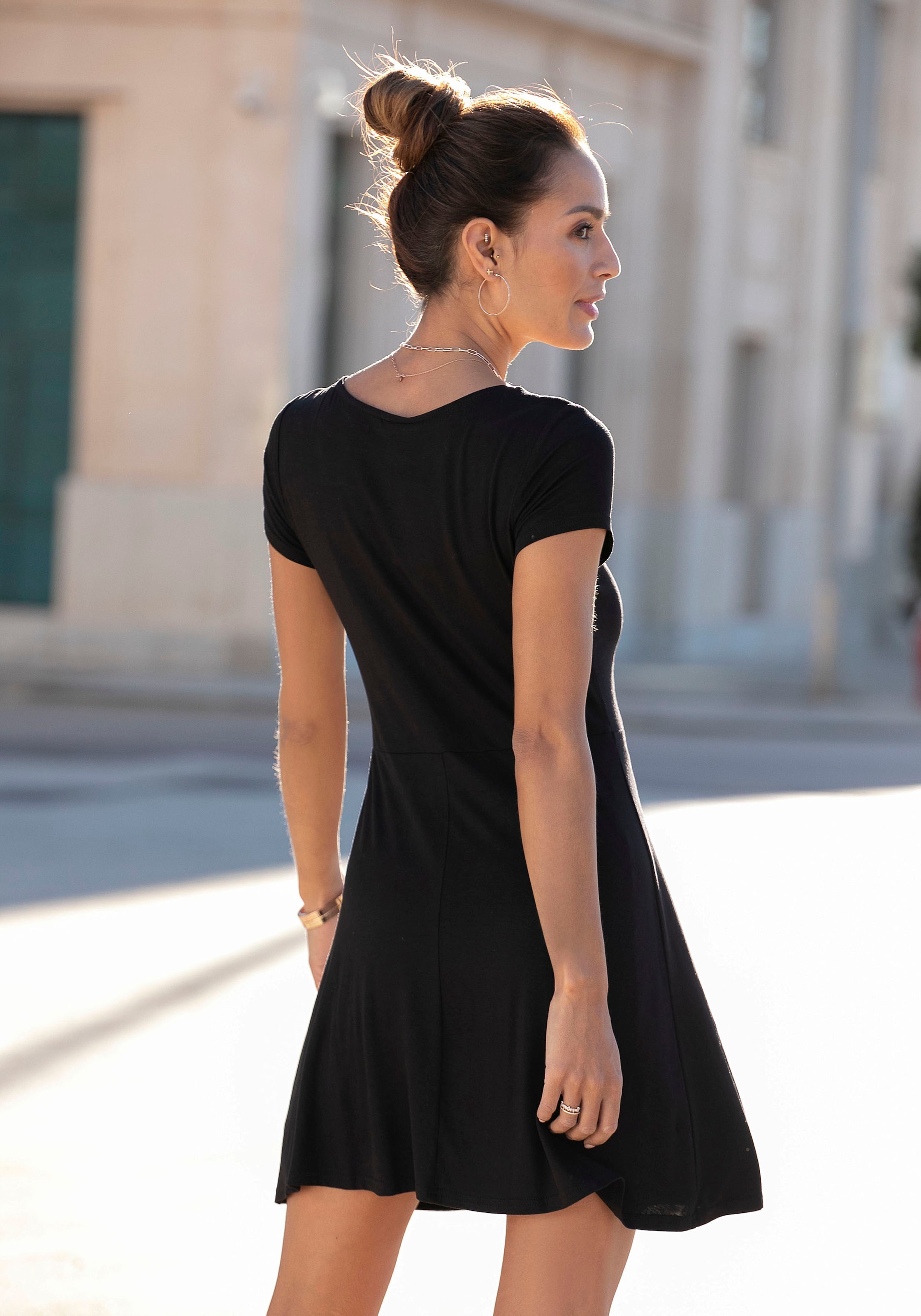 LASCANA Sommerkleid, mit Zierbändern am bei Jelmoli-Versand bestellen online Schweiz Ausschnitt