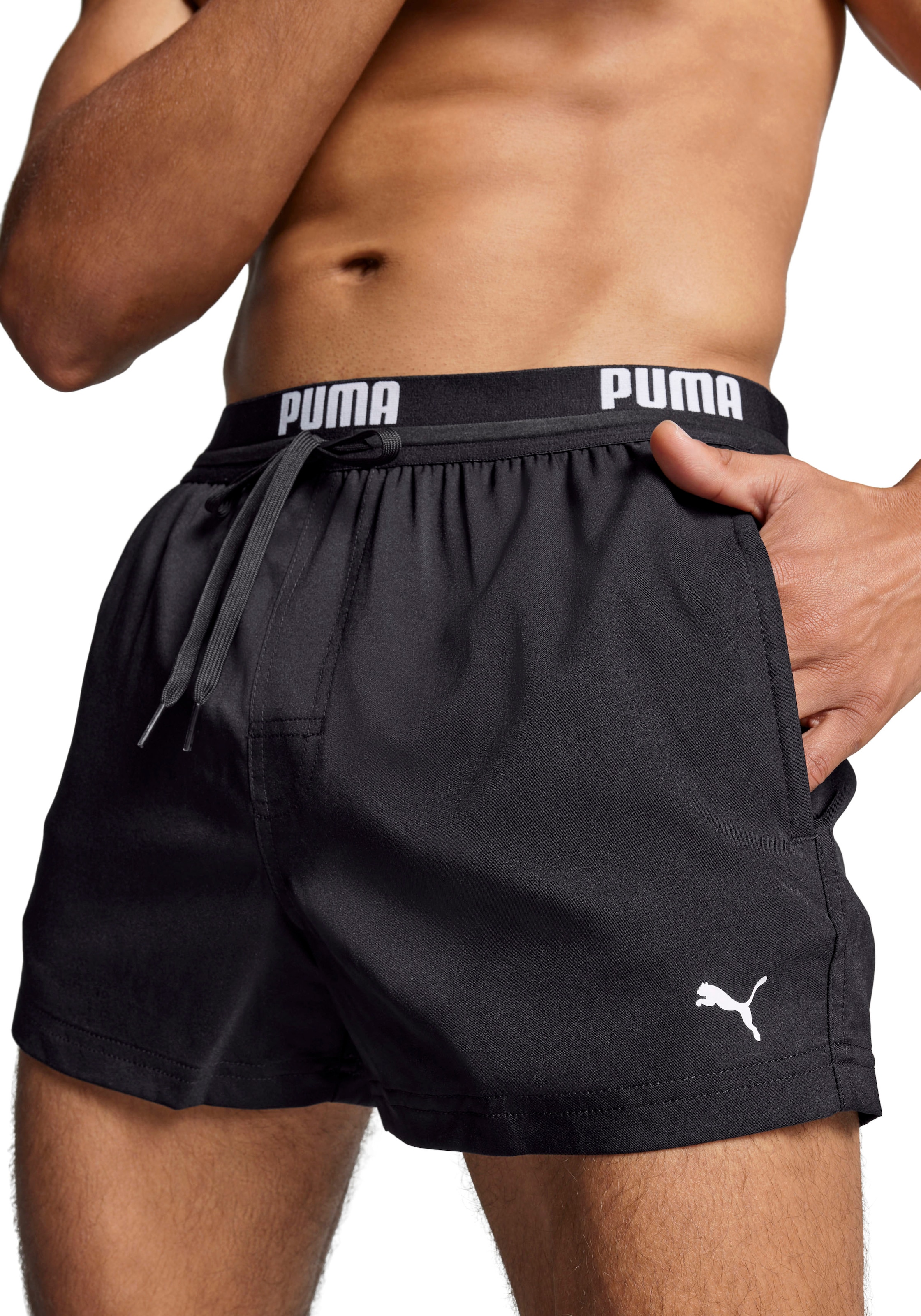 PUMA Badeshorts »PUMA SWIM MEN LOGO SHORT LENGTH SWIM SHORTS«, Seitentaschen, Gesässtasche mit Reissverschluss, Kordelzug
