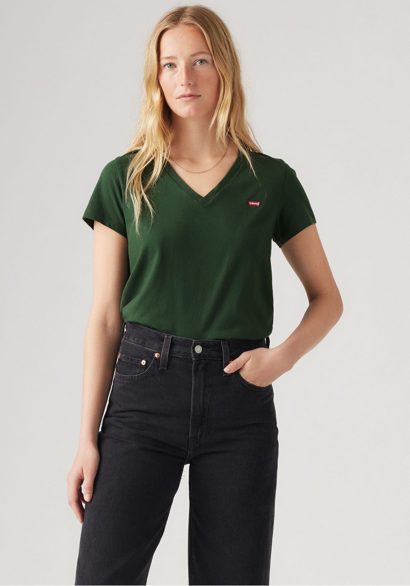 Levi's® V-Shirt »Perfect Tee« mit kleinem Batwing- Logo