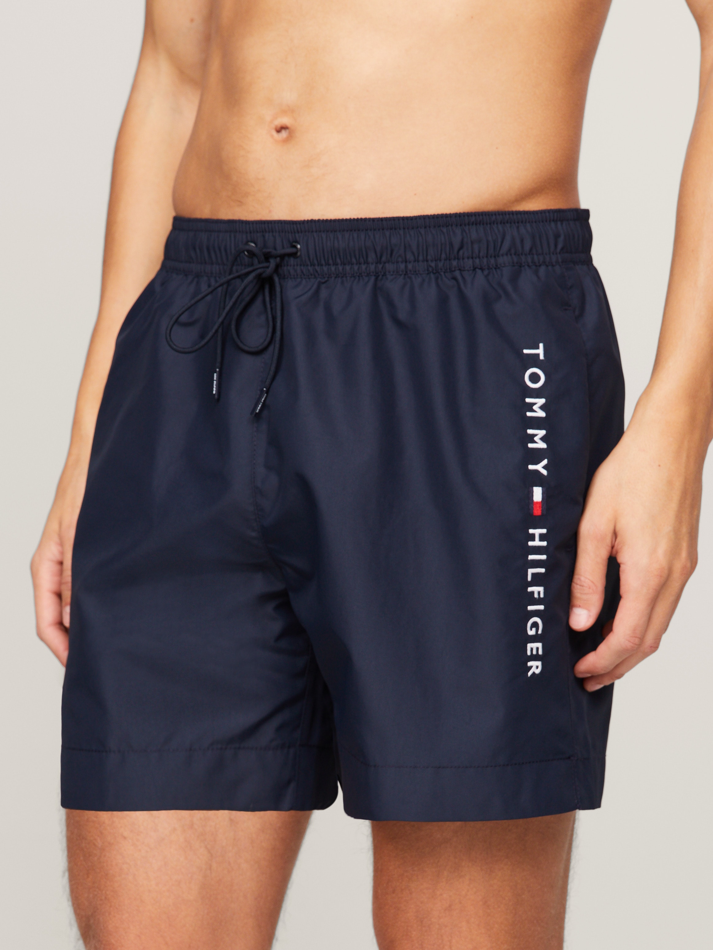 Tommy Hilfiger Swimwear Badeshorts »MEDIUM DRAWSTRING«, mit Logostickerei an der Hüfte