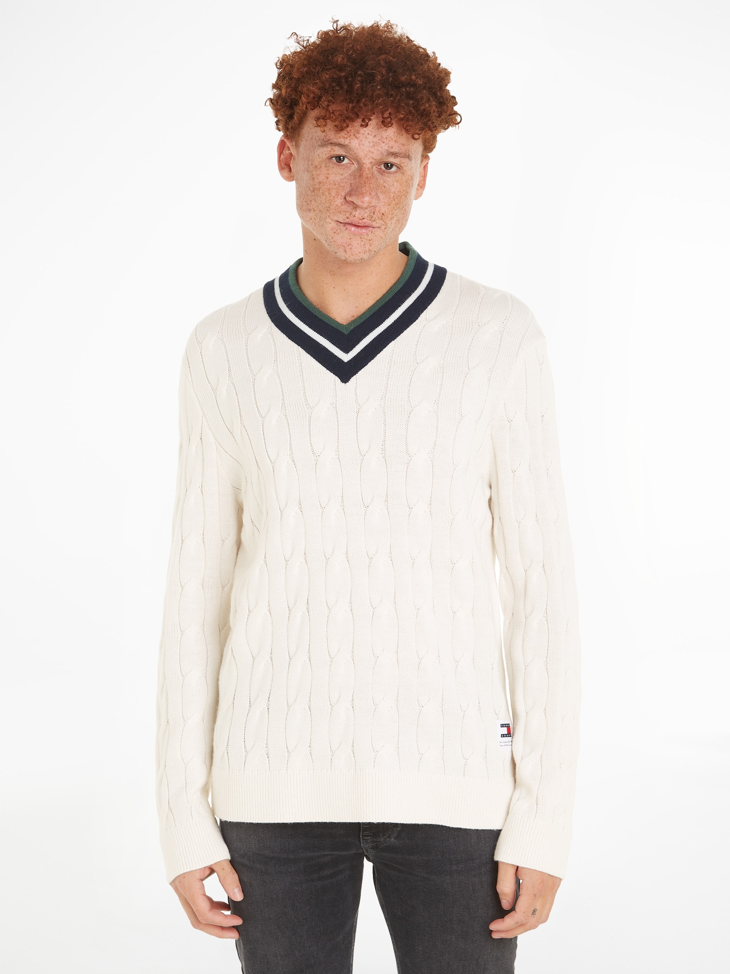 Strickpullover »TJM REG V-NECK CABLE SWEATER«, mit zartem Zopfmuster