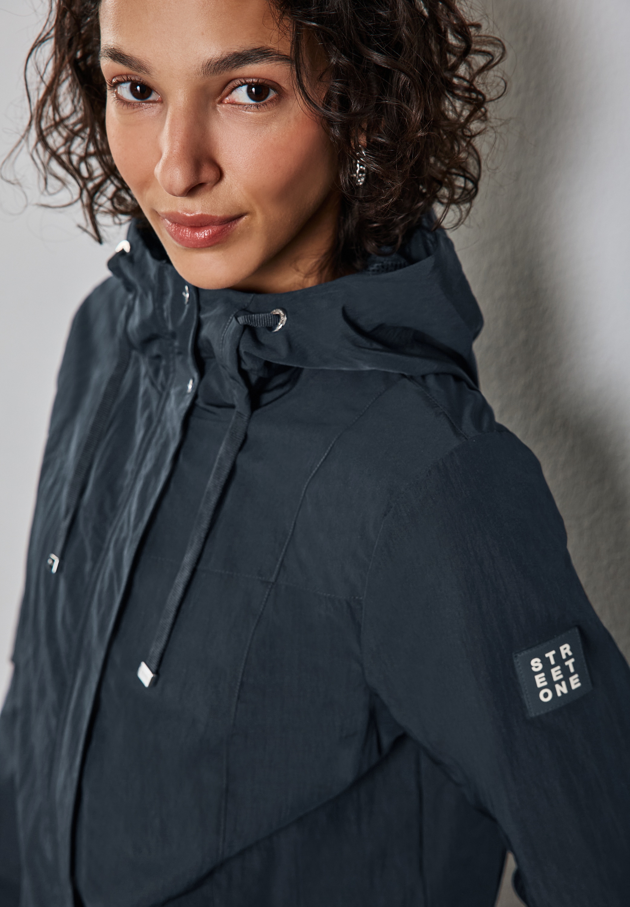 STREET ONE Windbreaker, mit Kapuze, mit Logo Stickerei
