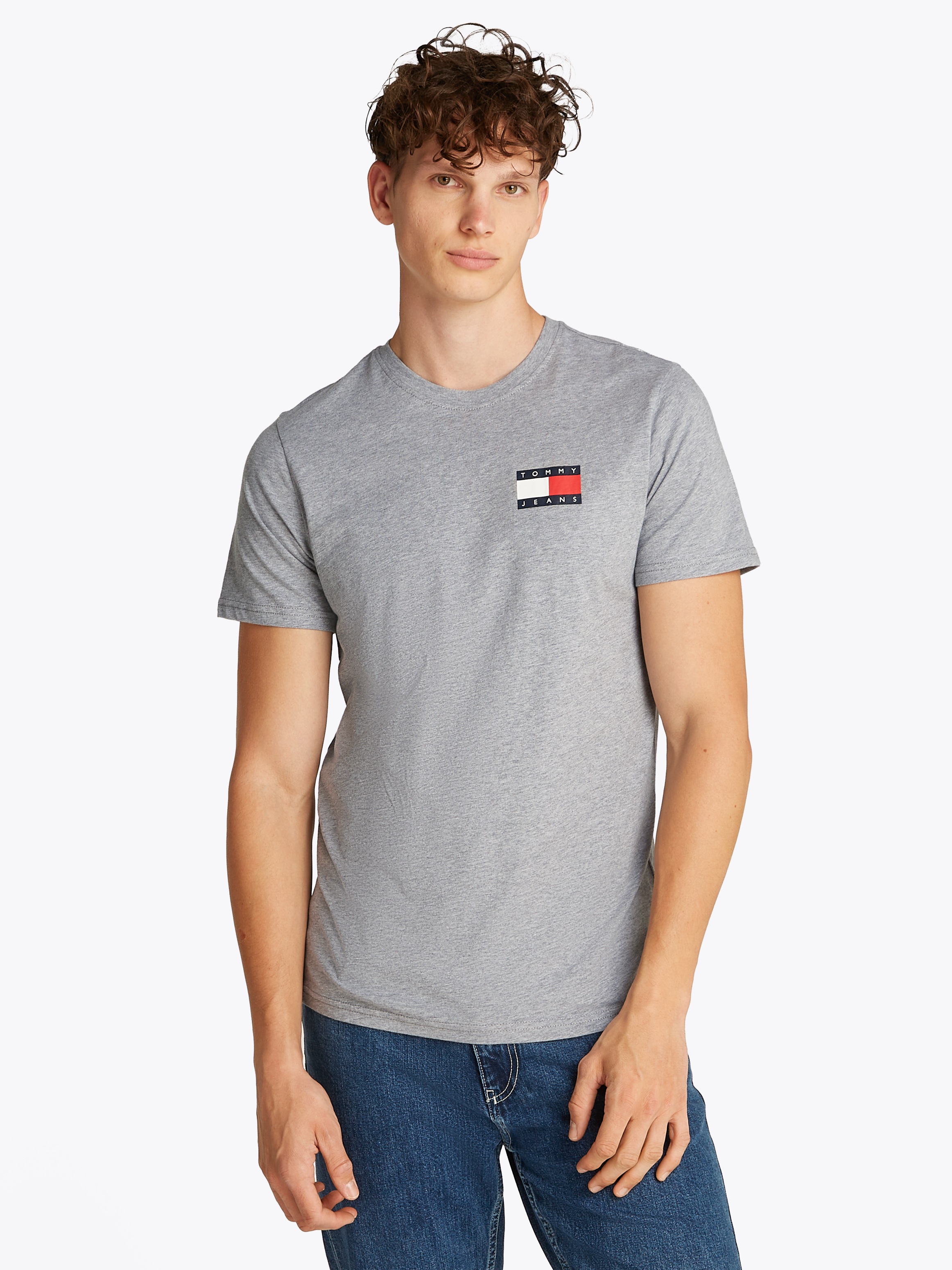 Tommy Jeans T-Shirt »TJM SLIM ESSENTIAL FLAG TEE EXT« Mit Rundhalsausschnitt