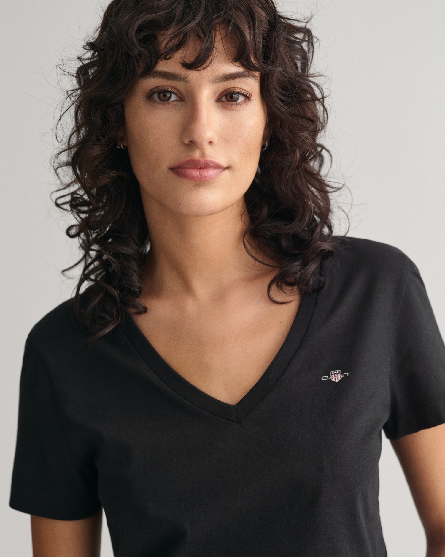 Gant T-Shirt »REG SHIELD KA V-NECK T-SHIRT«, mit einer kleinen Logostickerei auf der Brust