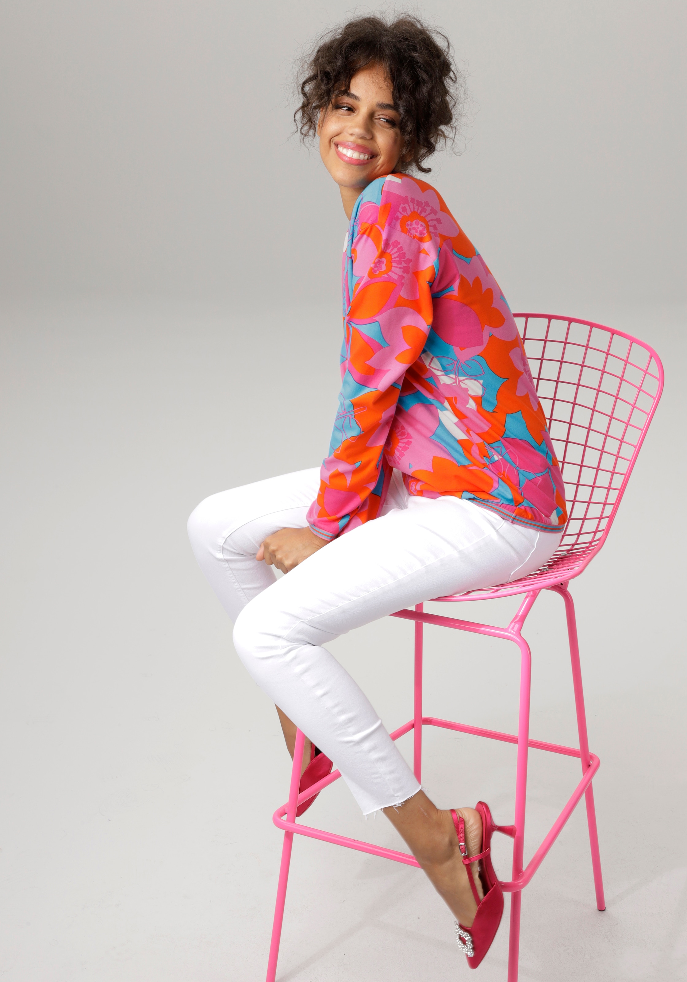 Aniston CASUAL Sweatshirt, mit grossflächigem, farbenfrohen Blumendruck