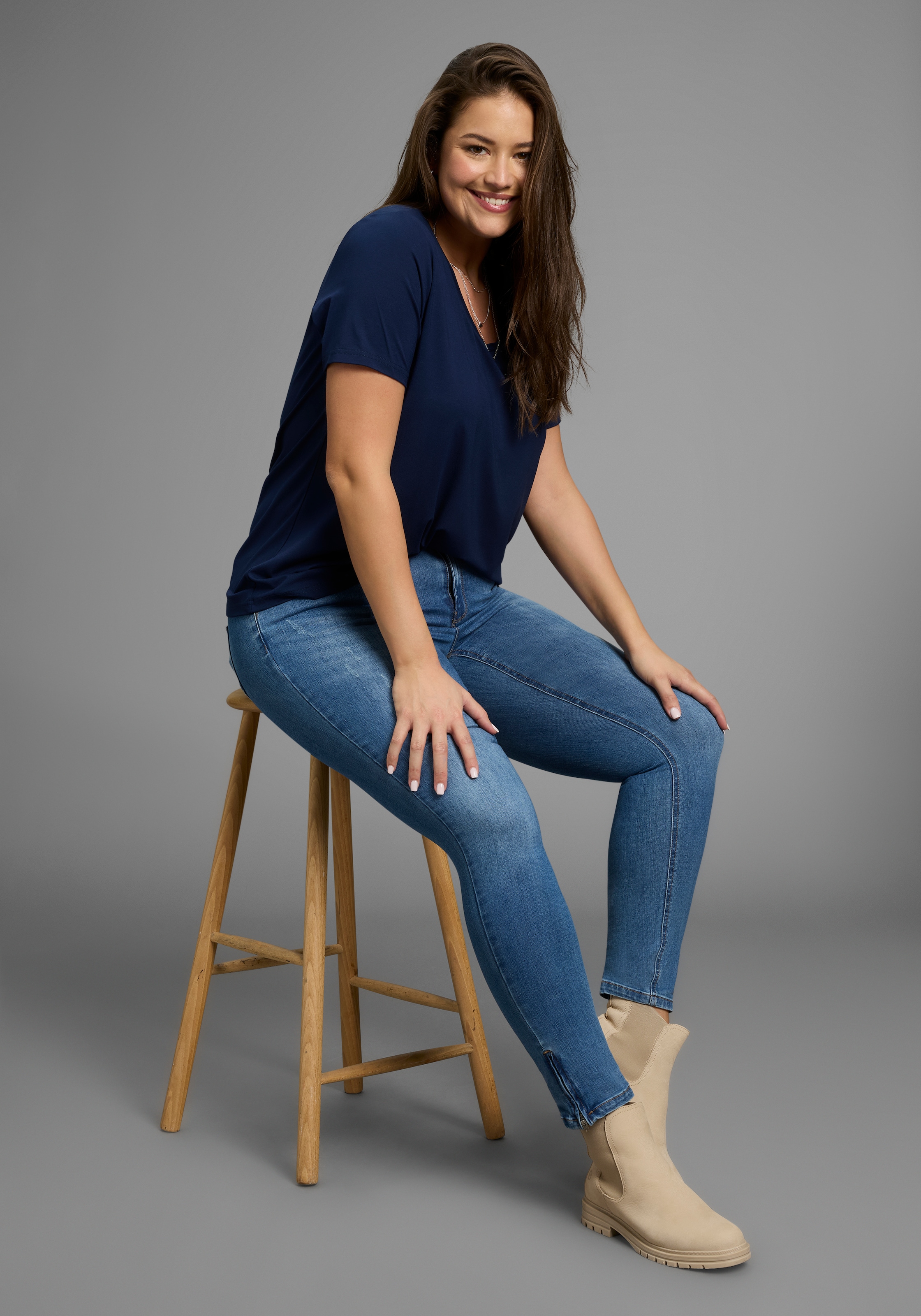 Laura Scott CURVE T-Shirt, mit V-Ausschnitt aus fliessender Viskose - GROSSE GRÖSSE