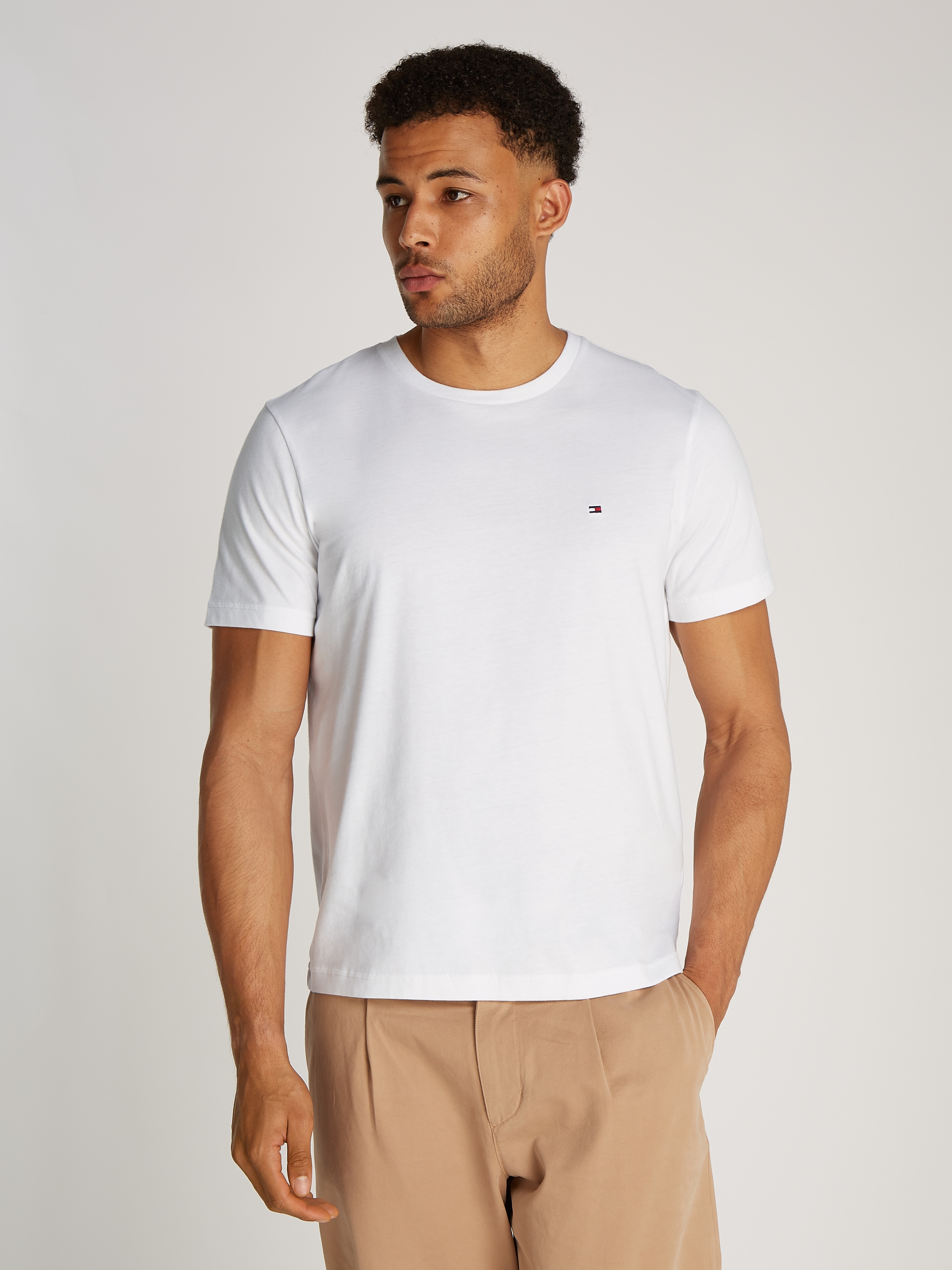 Tommy Hilfiger T-Shirt »ESSENTIAL REG FIT SOLID TEE«, mit Rundhalsausschnitt