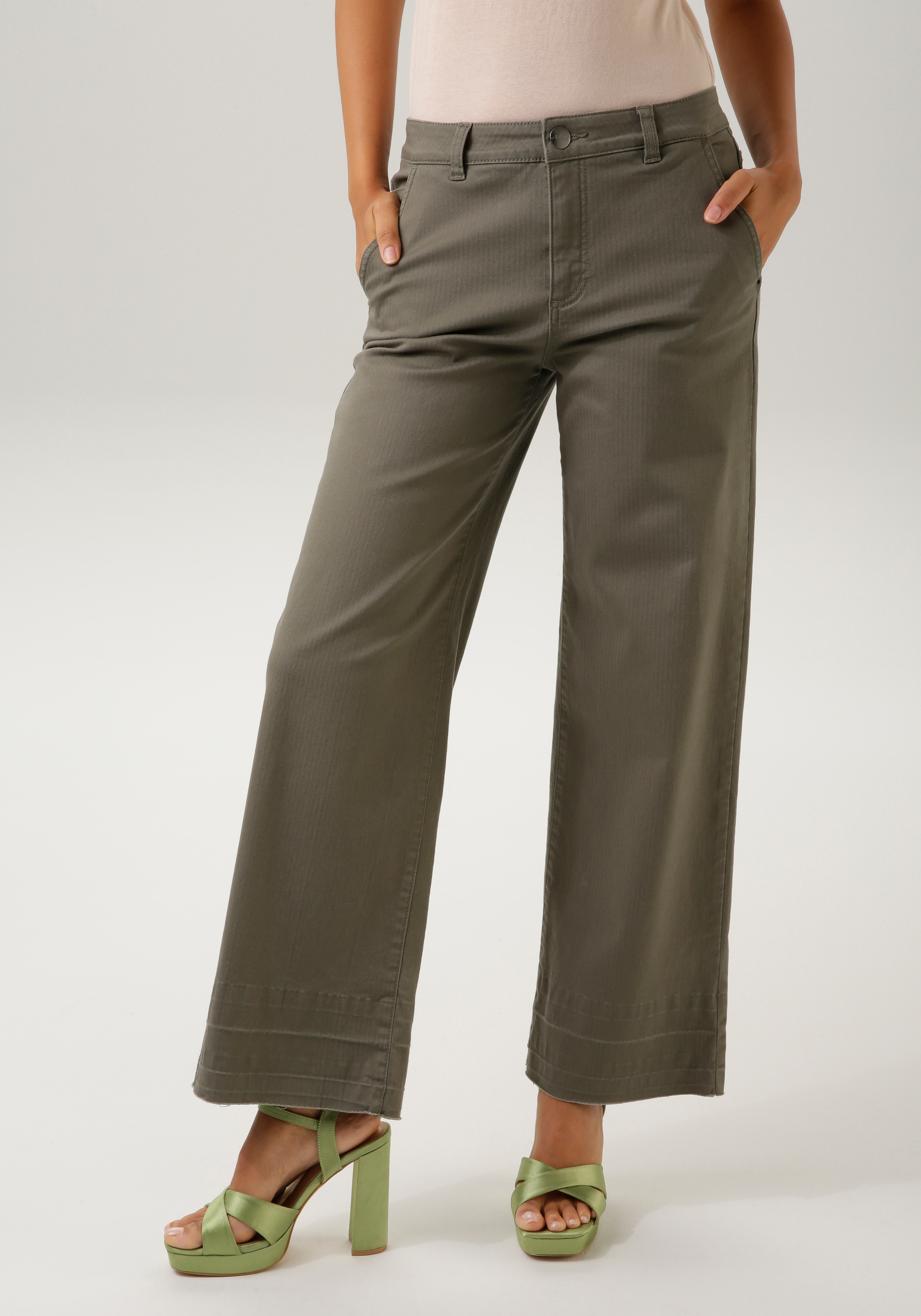 Aniston CASUAL Straight-Jeans, mit trendiger Waschung am ausgefranstem Beinabschluss- NEUE KOLLEKTION