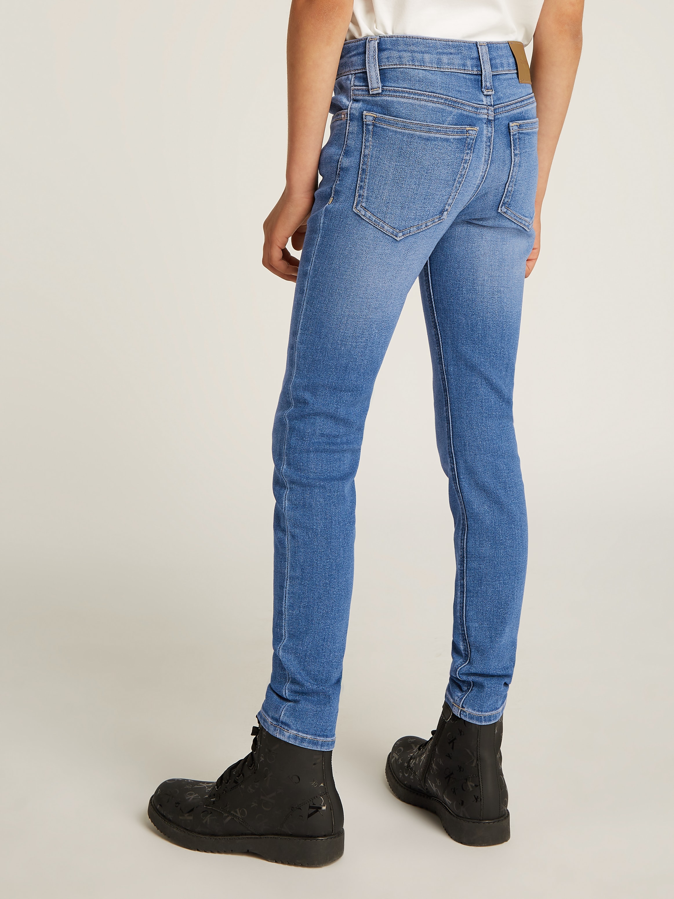 Calvin Klein Jeans Skinny-fit-Jeans »MR SKINNY ESS WASHED BLUE DENIM«, für Kinder bis 16 Jahre mit Logopatch